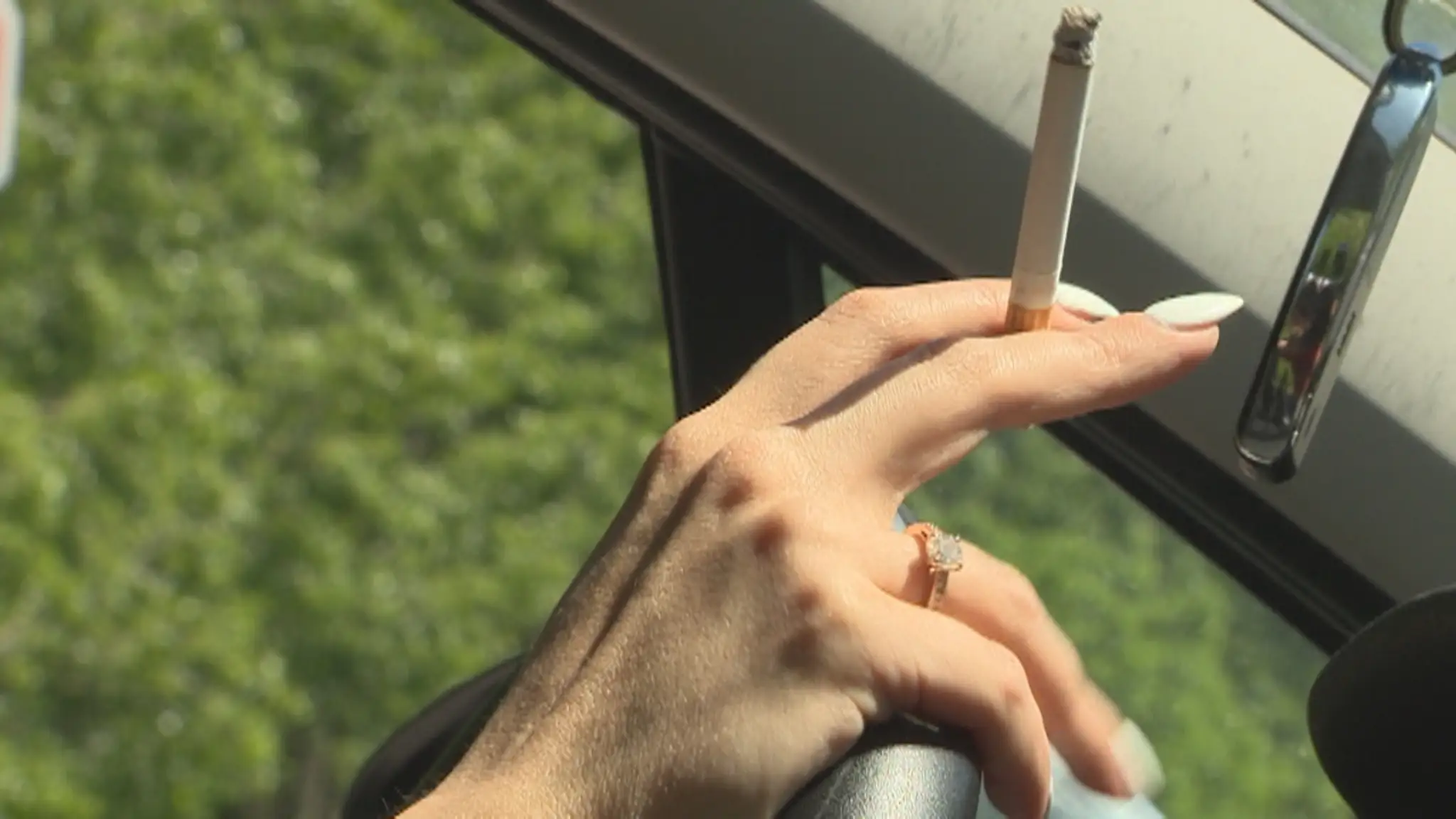 Po prekročení hraníc to už také jednoduché s cigaretou v aute nie je. 