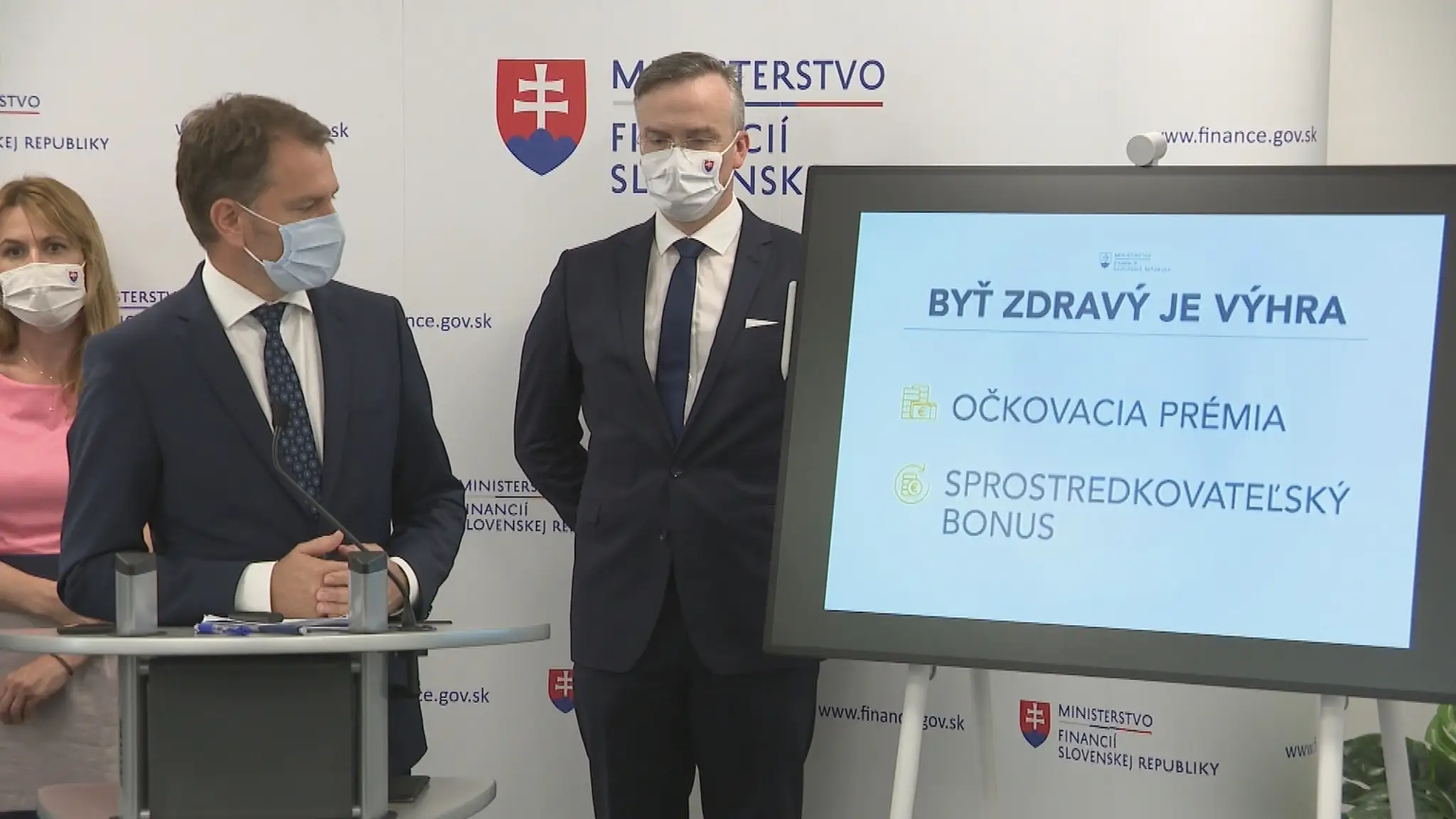 Igor Matovič predstavuje lotériu.