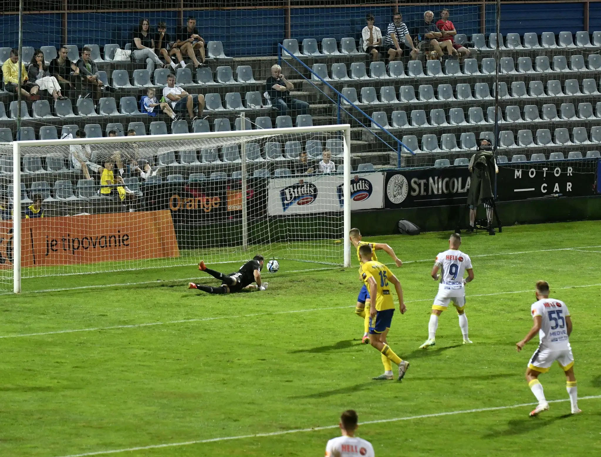 Na snímke vpravo Žan Medved (Košice) strieľa prvý gól Košíc.