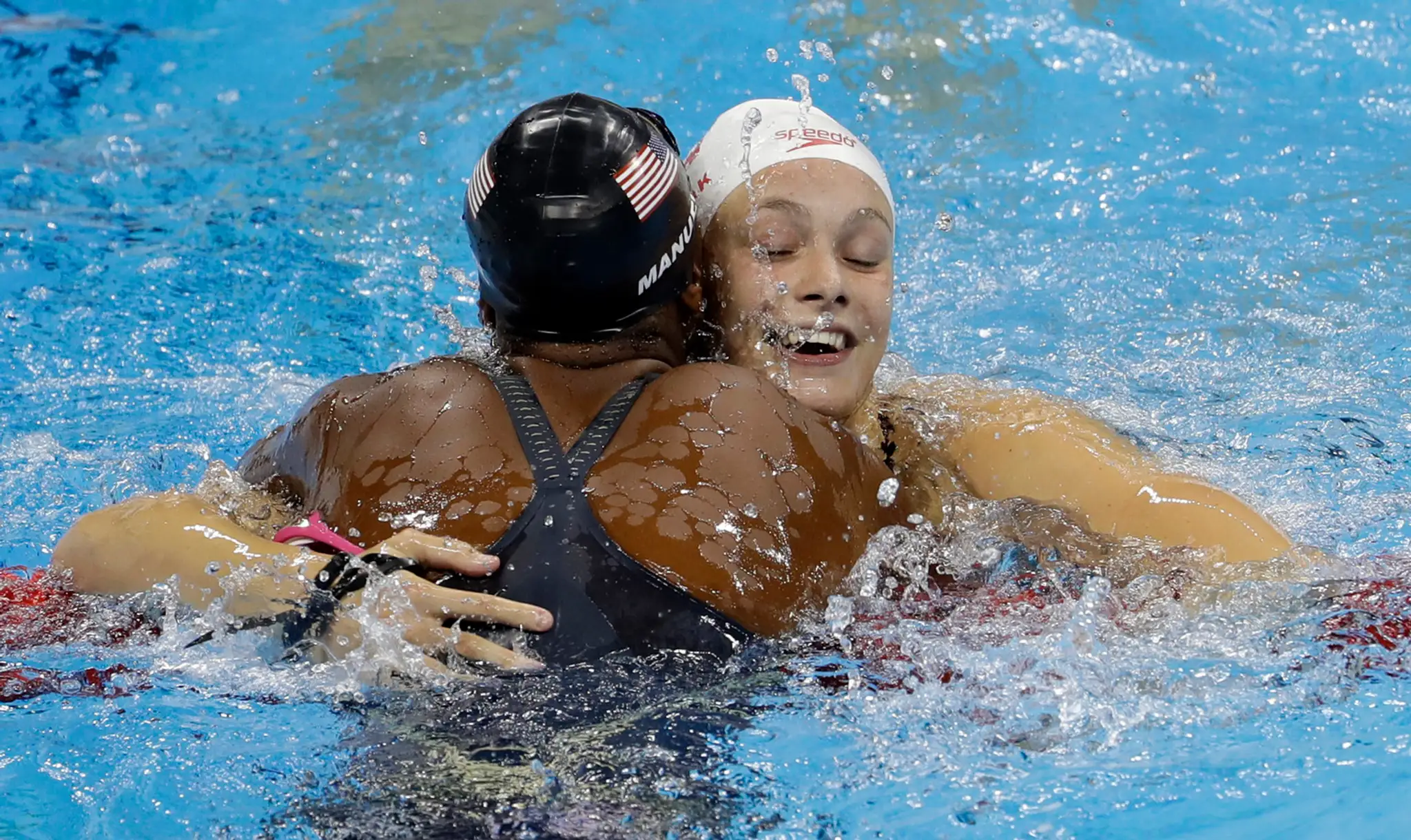 Američanka Simone Manuelová a Kanaďanka Penny Oleksiaková
