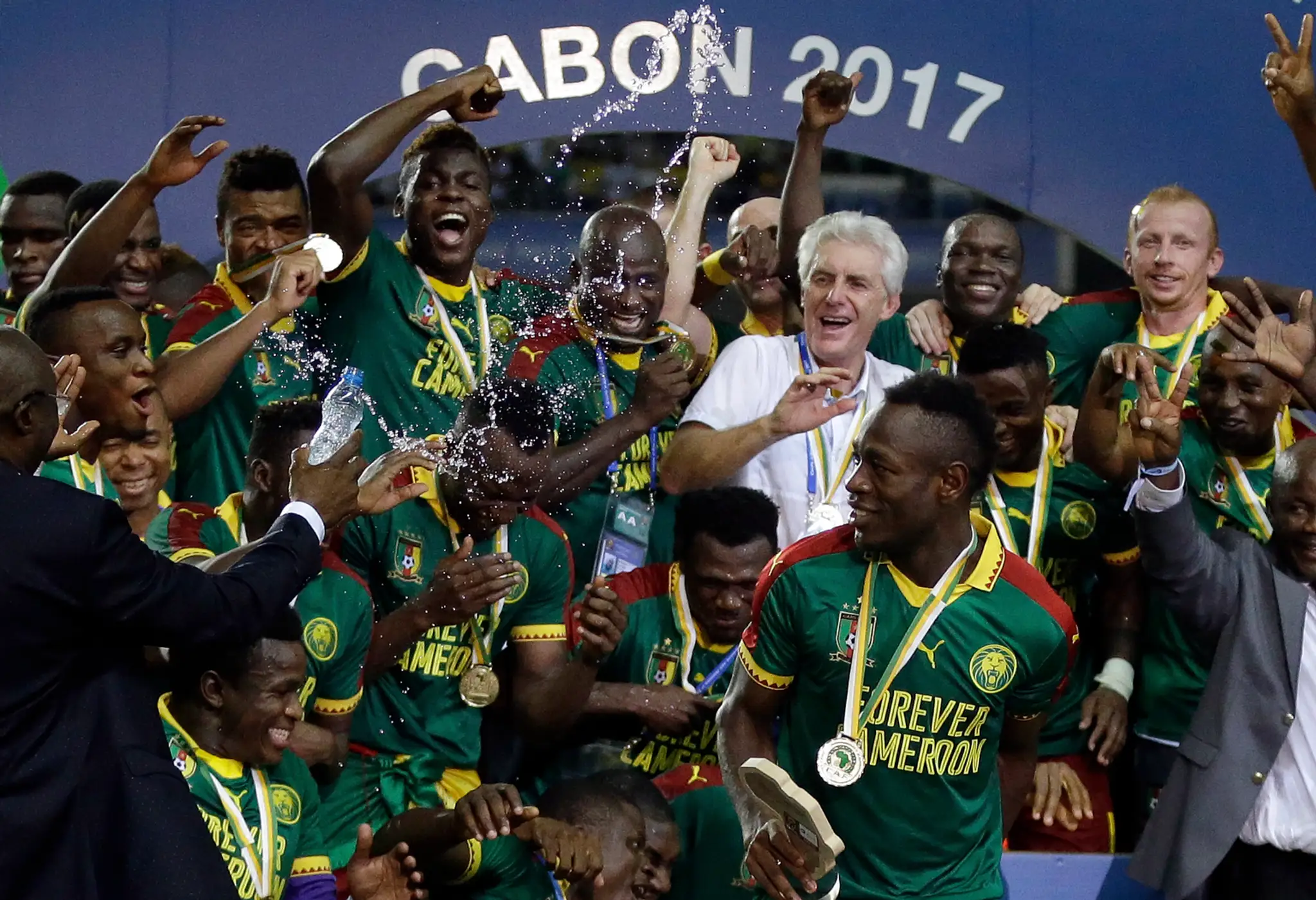 Hráči Kamerunu oslavujú zisk titulu Afrického šampióna.