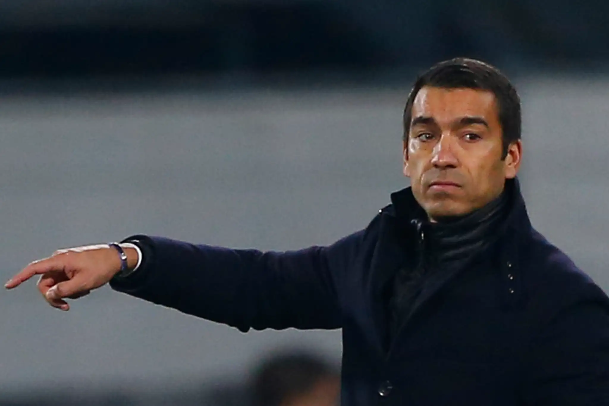 Kouč Feyenoordu Rotterdam Giovanni Van Bronckhorst gestikuluje počas duelu EL proti Fenerbahce Istanbul.