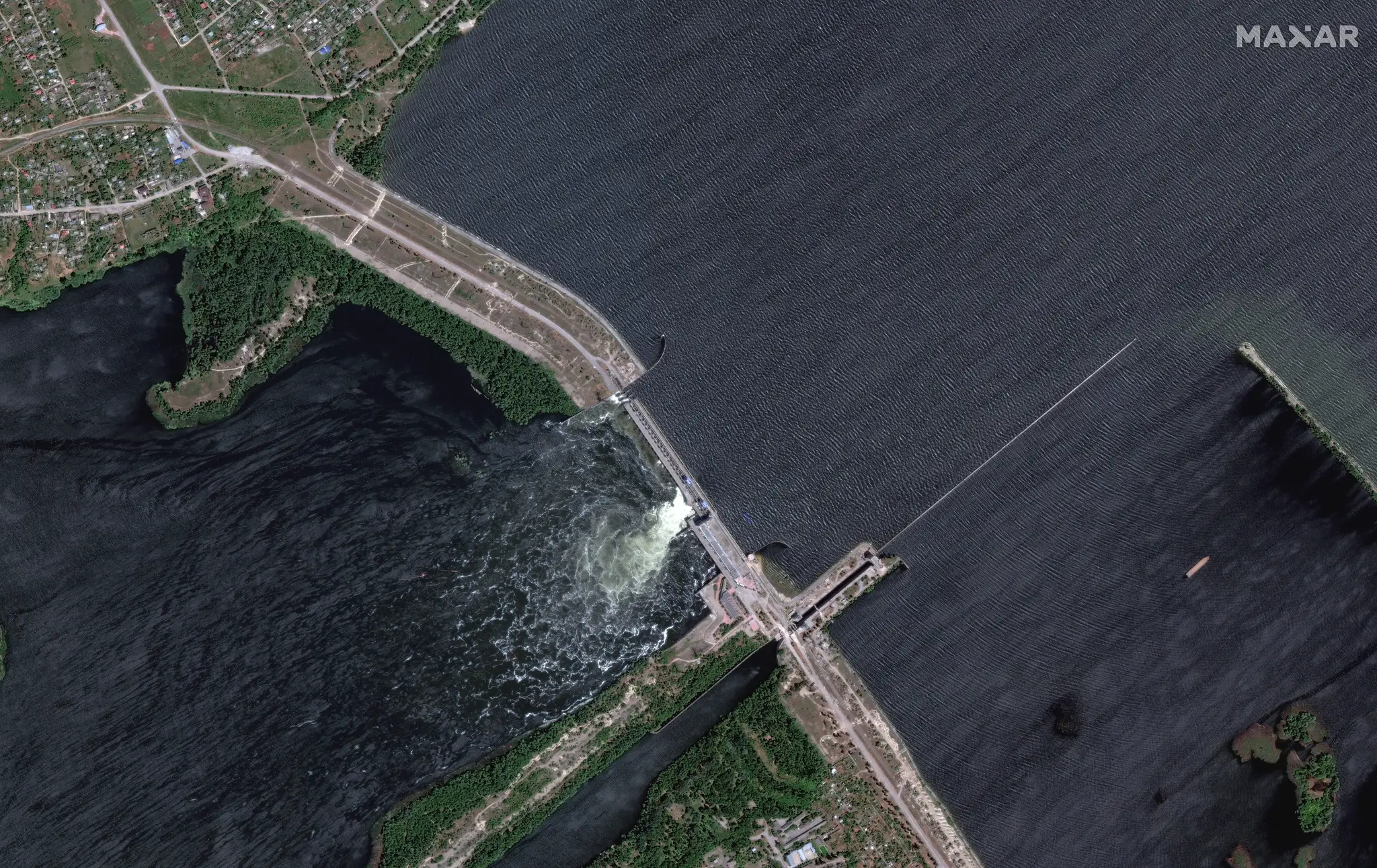 Na satelitnej snímke zverejnenej Maxar Technologies priehrada Nova Kachovka 5. júna 2023 na juhu Ukrajiny. 