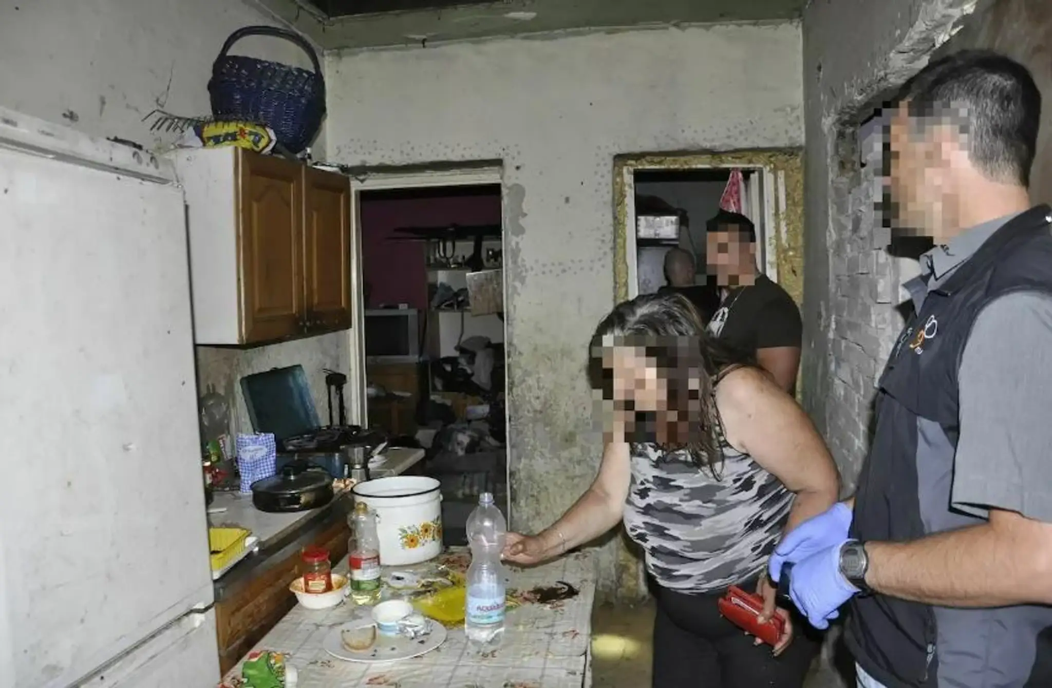 Maďarská polícia zadržala rodičov a starú mamu.