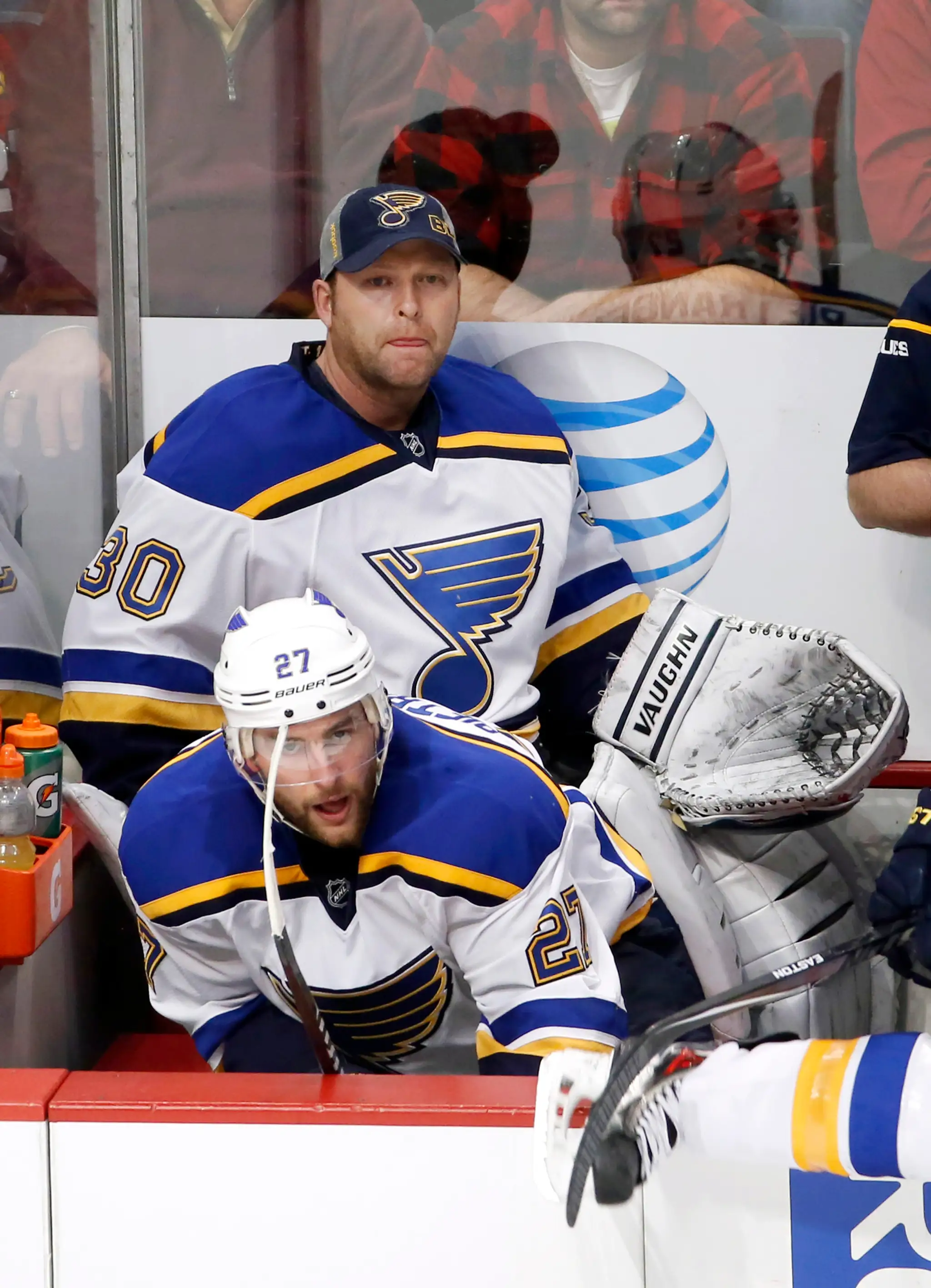 Brankár Blues Martin Brodeur (hore vzadu) a Alex Pietrangelo na striedačke tímu Blues v zápase NHL St.Louis Blues - Chicago Bla