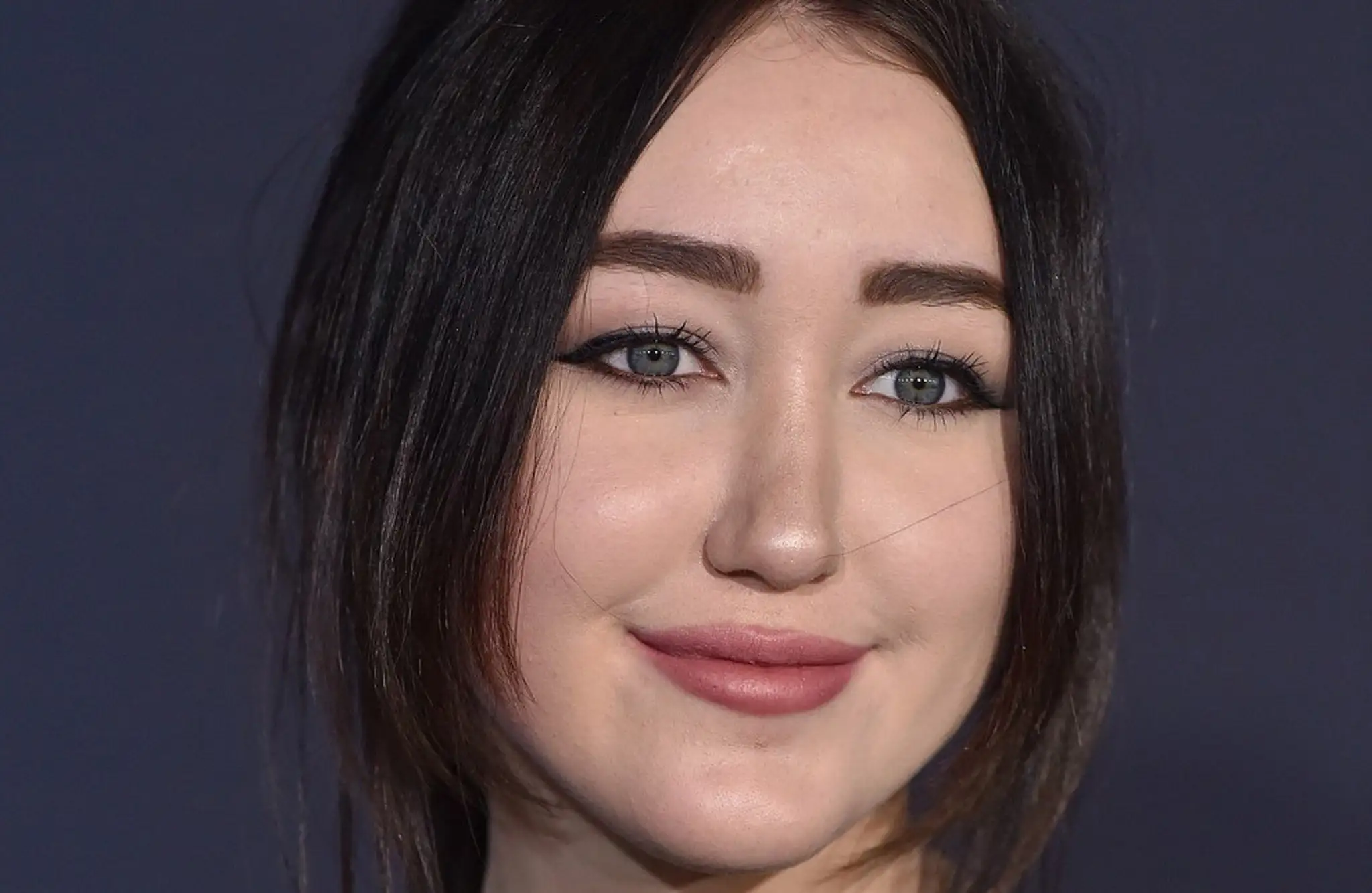 Sestra Miley Cyrus v odvážnych šatách. Má 17, ale nie telo dievčatka