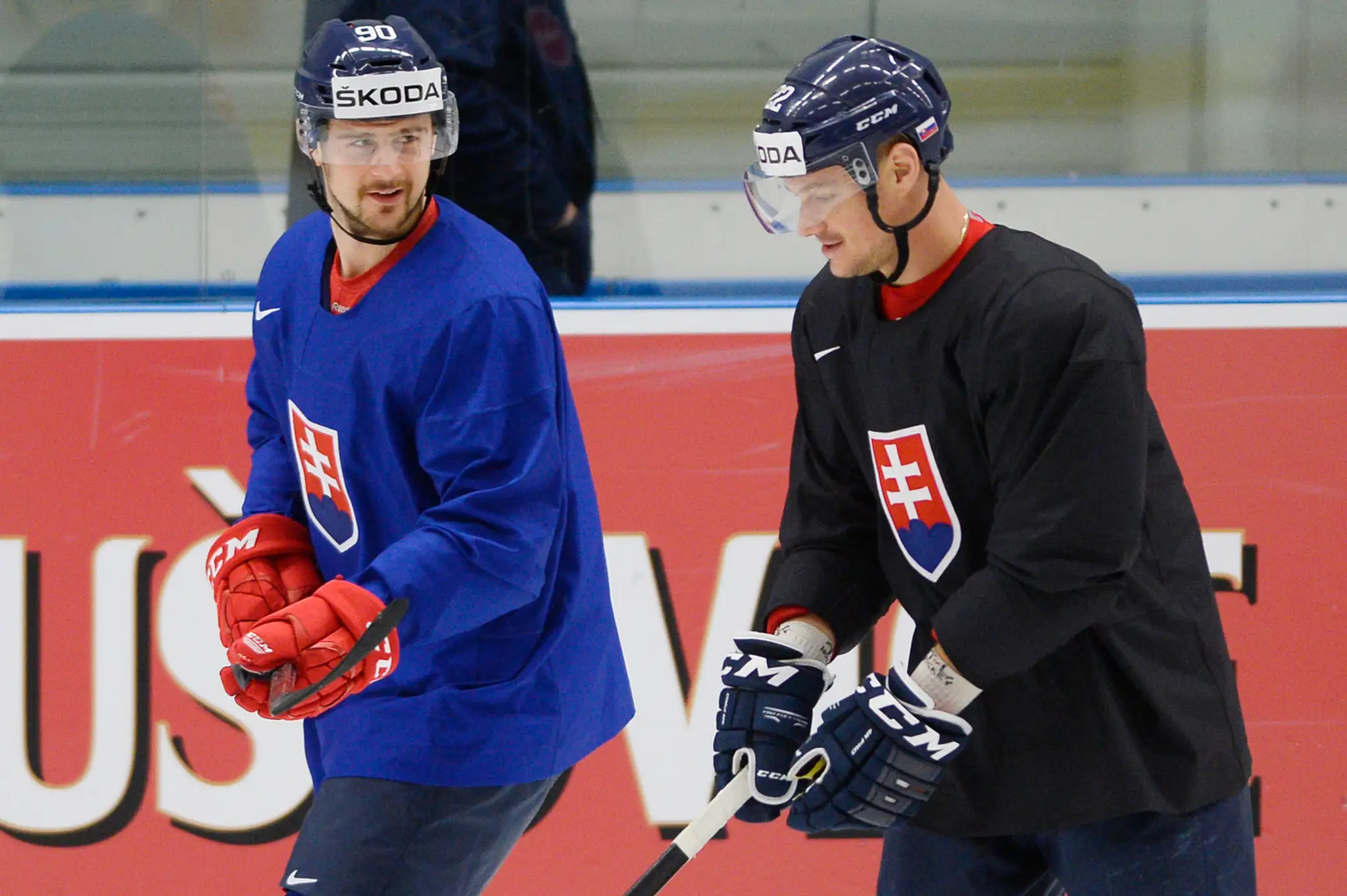 Tomáš Tatar a Vladimír Dravecký na tréningu deň pred zápasom Slovenska s USA.