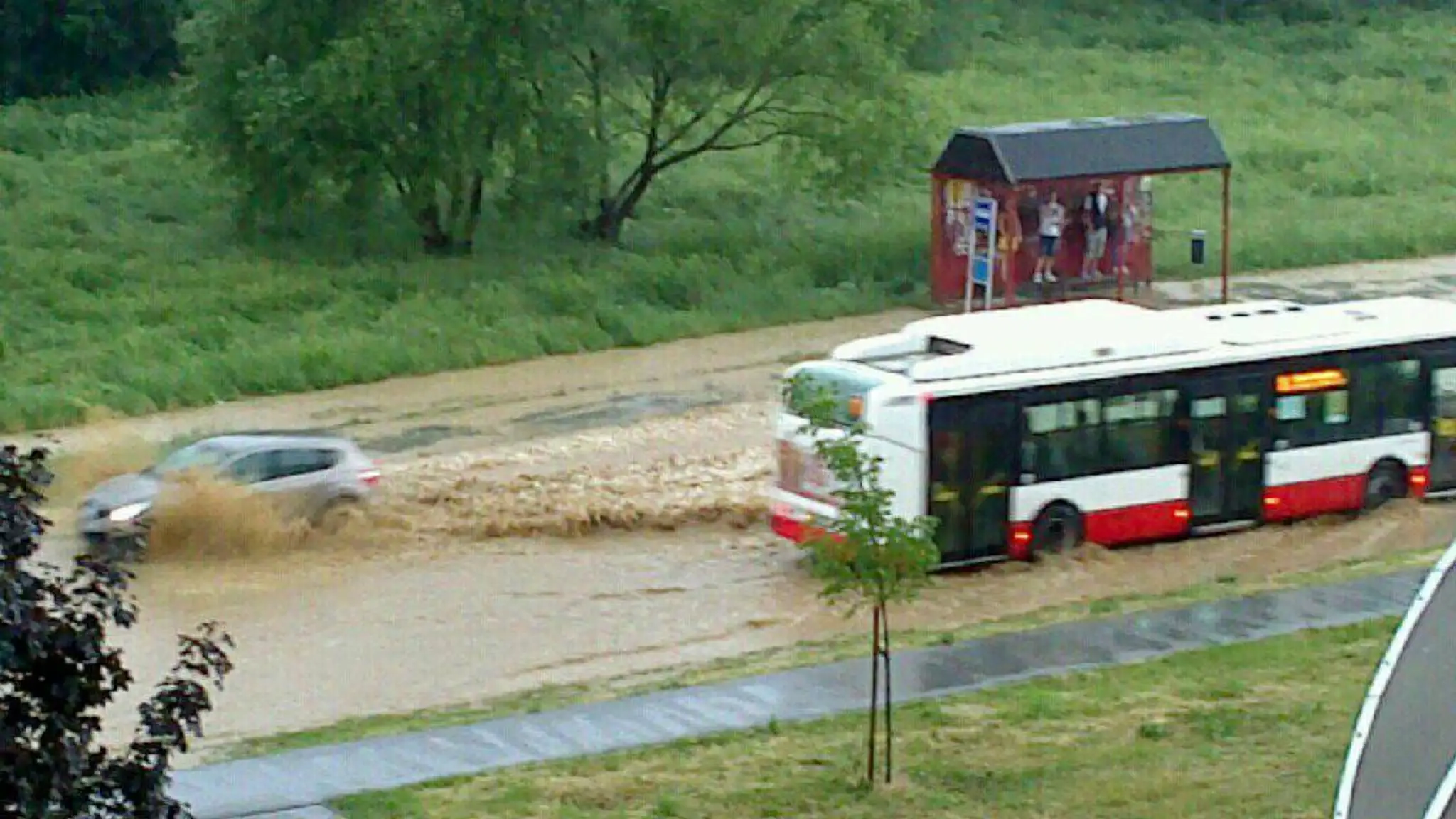 Dážď odstavil aj premávku vo Zvolene.