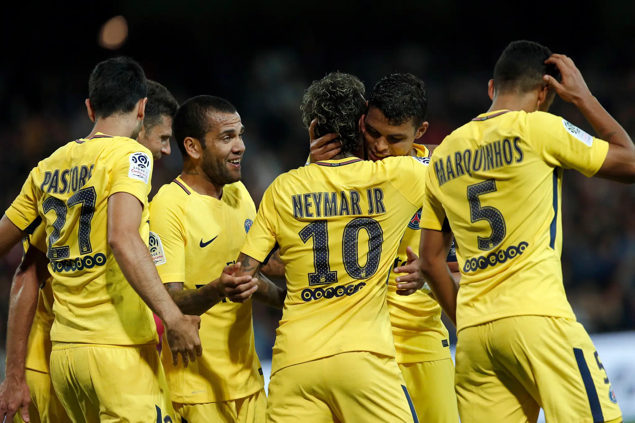 Neymar (uprostred chrbtom) z Paríža St. German sa raduje z gólu so spoluhráčmi.