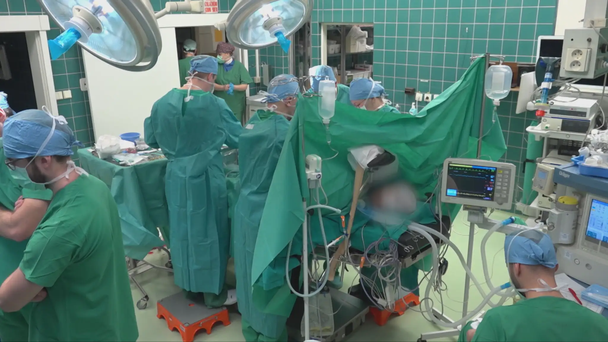 Lekári, operačná sála, transplantácia.