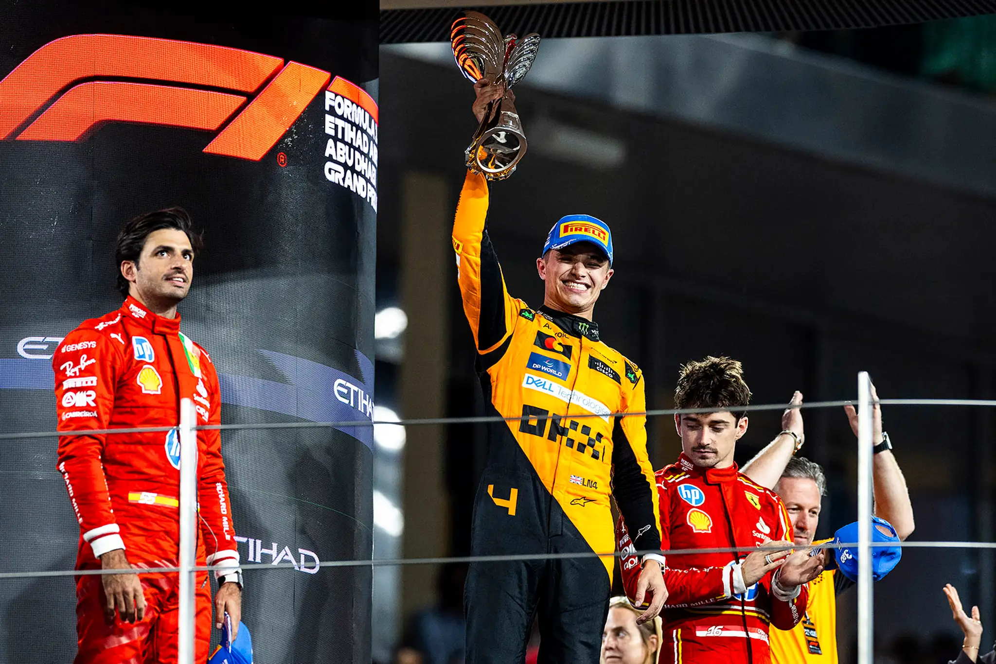 Landa Norrisa v Abú Zabí na pódiu doplnila dvojica jazdcov Ferrari.