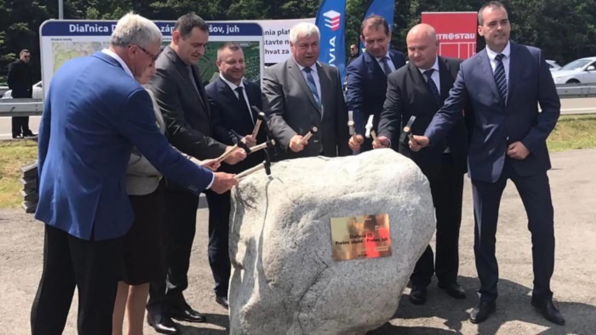 Poklepaním základného kameňa sa dnes slávnostne začala výstavba jedného z posledných chýbajúcich úsekov diaľnice medzi Bratislav