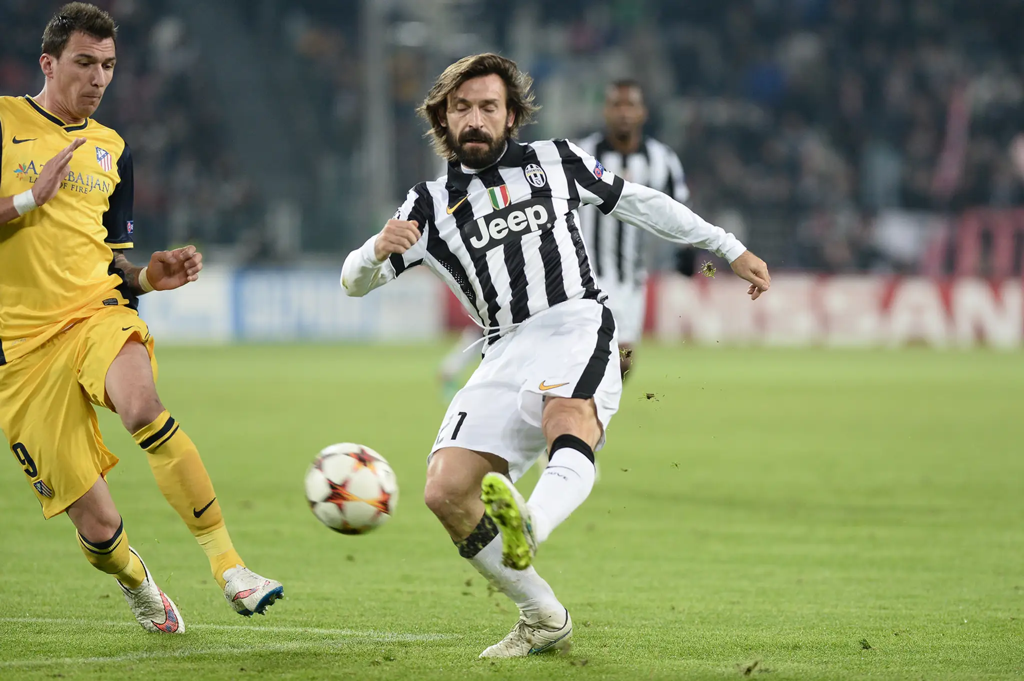 Hráč Atletika Mário Mandžukič (vľavo) a hráč Juventusu Andrea Pirlo v zápase skupiny A