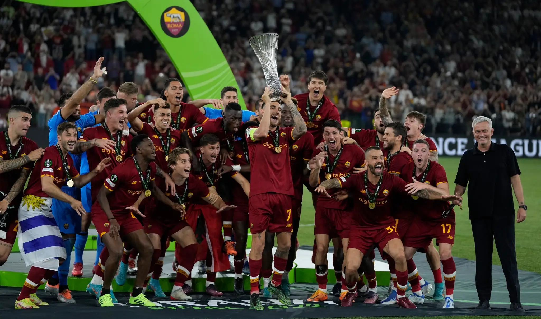 Hráči AS Rím sa radujú po zisku trofeje pre víťaza Európskej konferenčnej ligy.