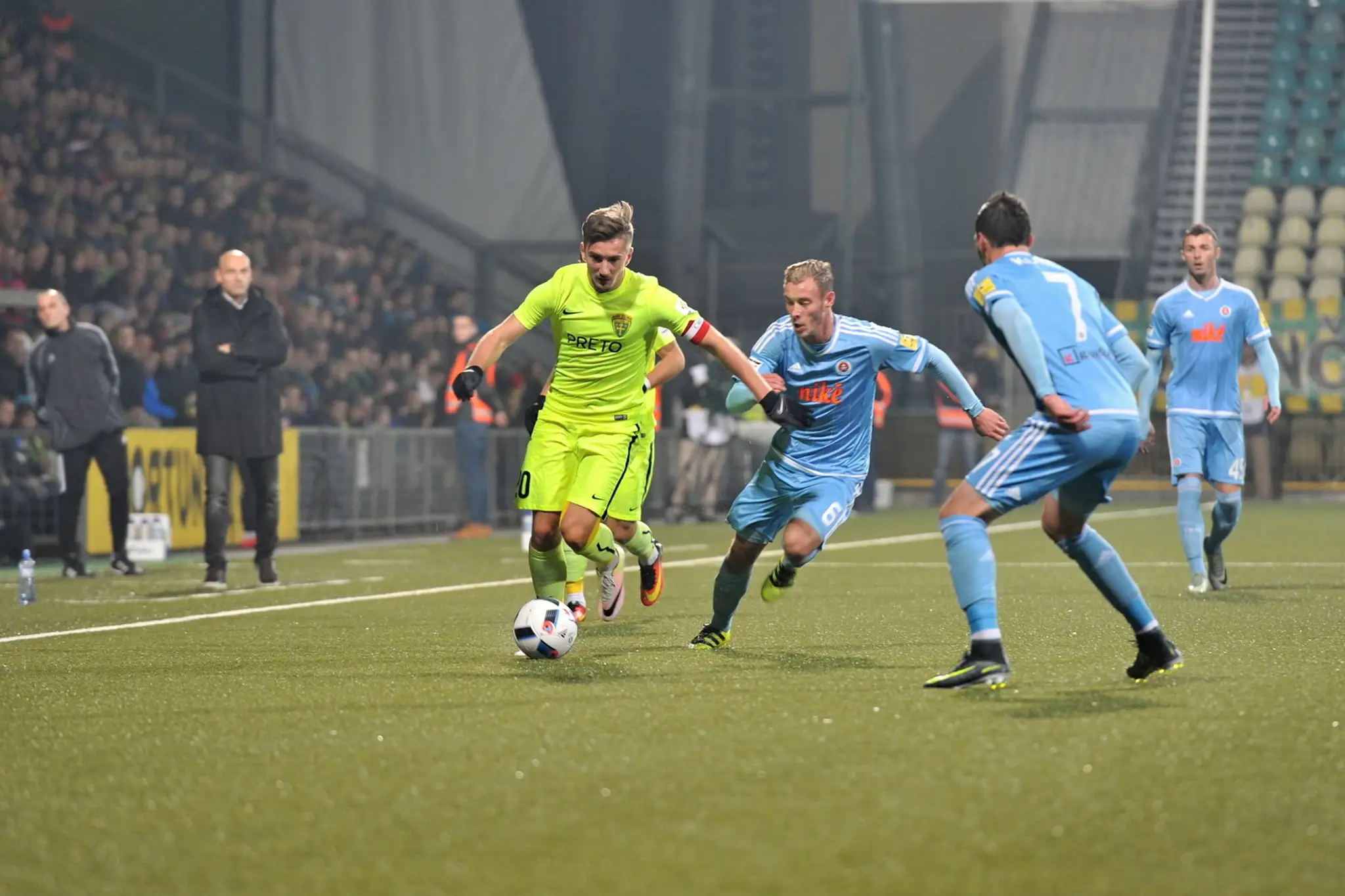 Na snímke vľavo Michal Škvarka (MŠK Žilina) a Joeri de Kamps, František Kubík (ŠK Slovan) 