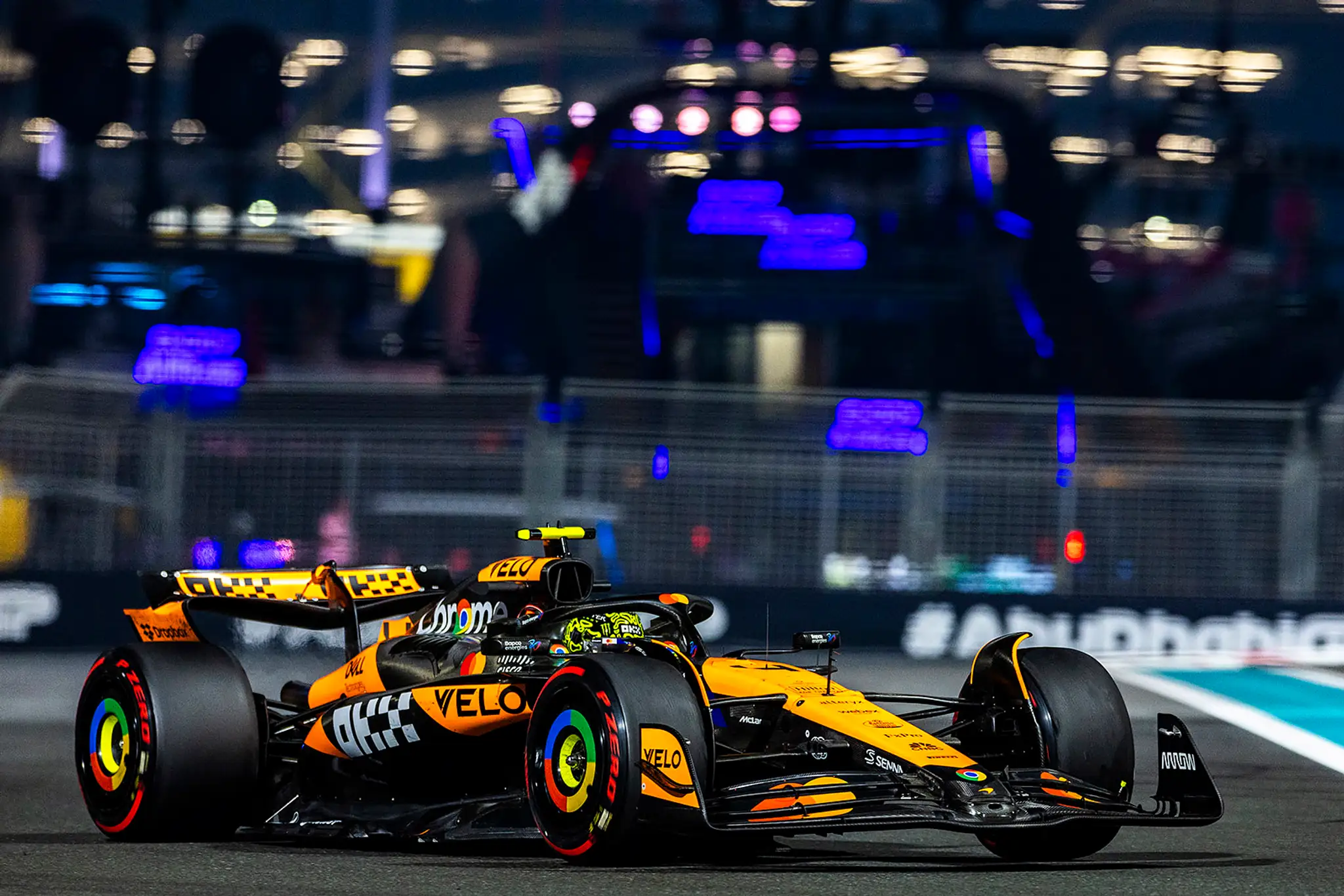 Lando Norris na McLarene mal o čo bojovať aj v posledných pretekoch.