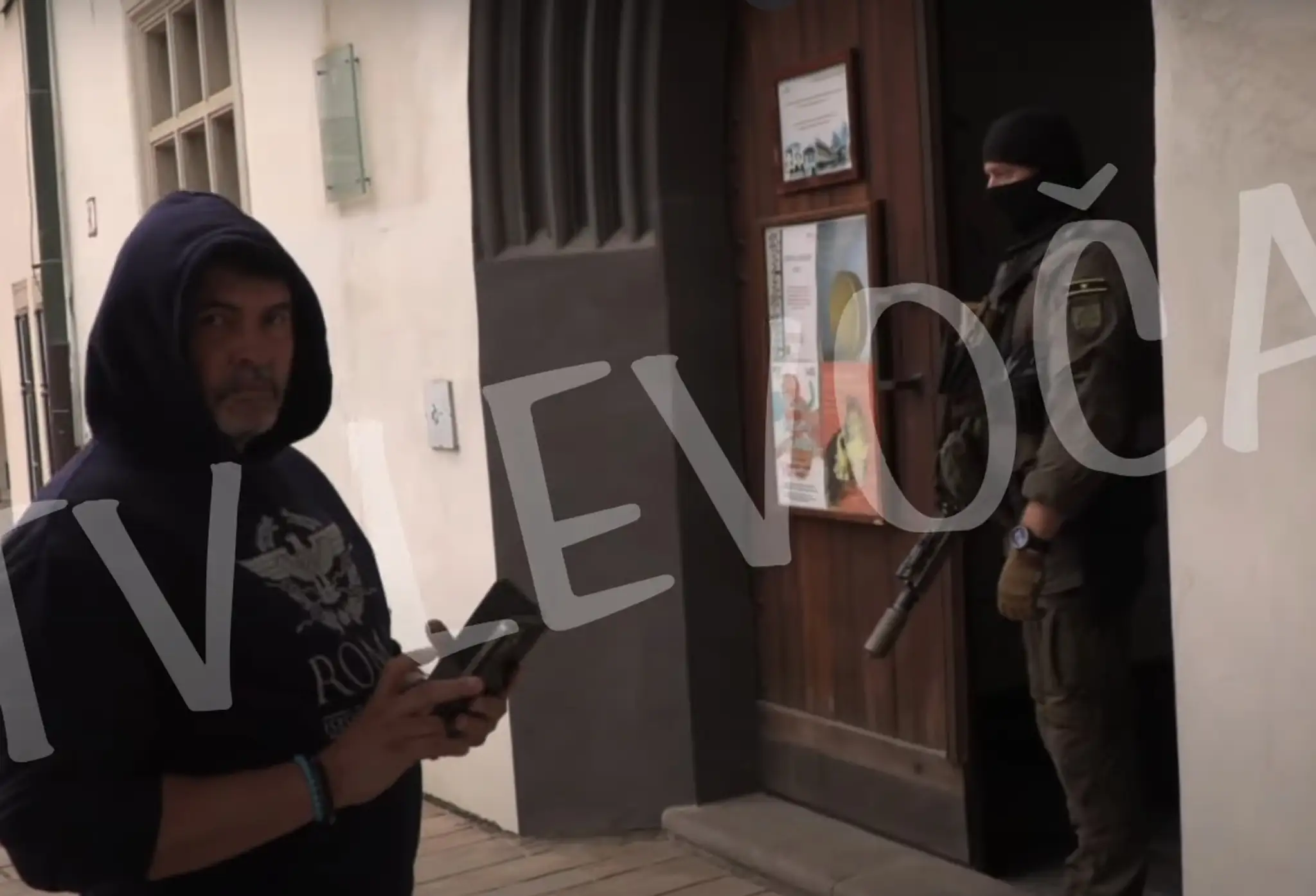 Generálny tajomník služobného úradu ministerstva kultúry Lukáš Machala ( v kapuci) na zábere z videa zverejneného na YouTube kanáli TV Levoča.  