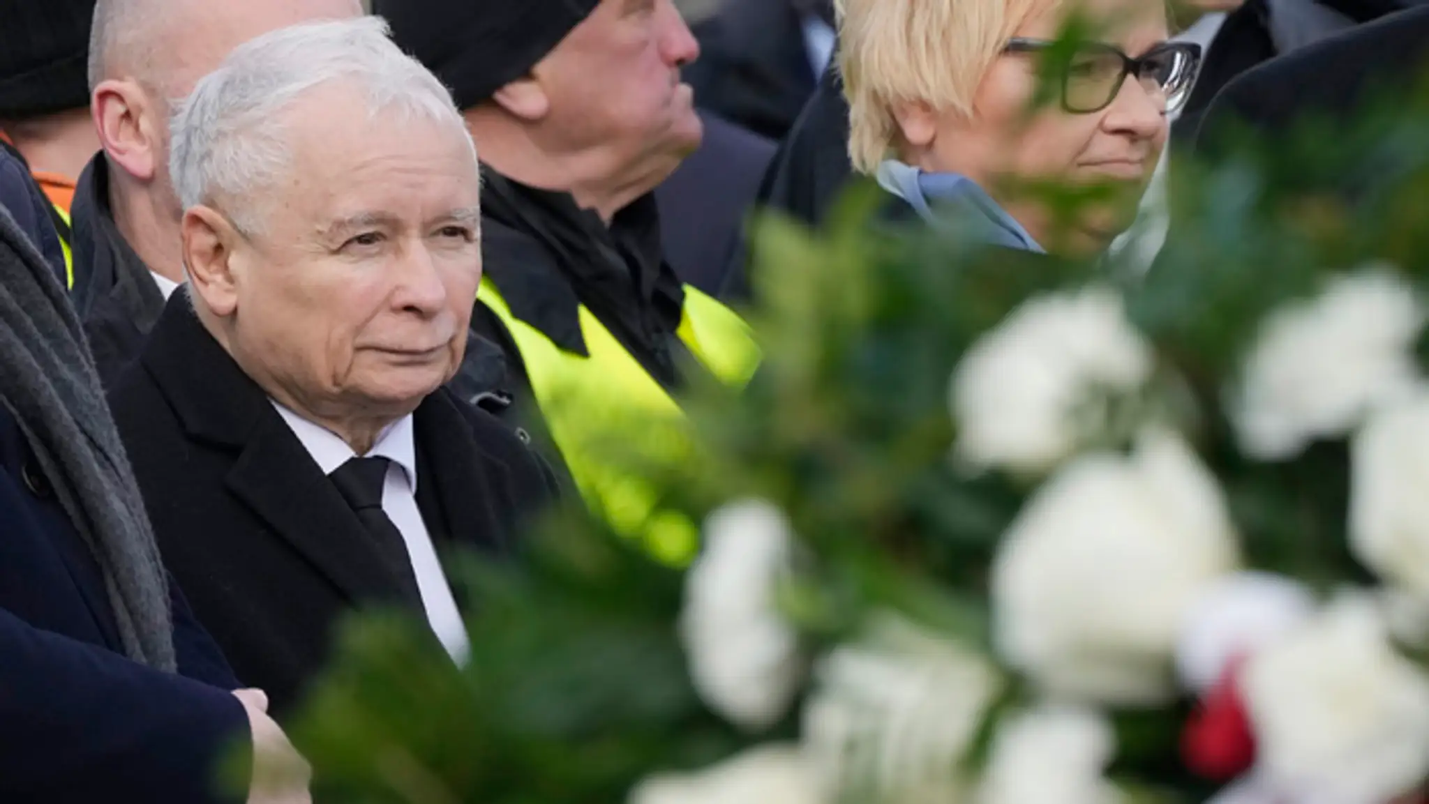 Poľský vicepremiér Jaroslaw Kaczyňski (vľavo) vzdáva úctu svojmu bratovi a bývalému poľskému prezidentovi Lechovi Kaczyňskému.