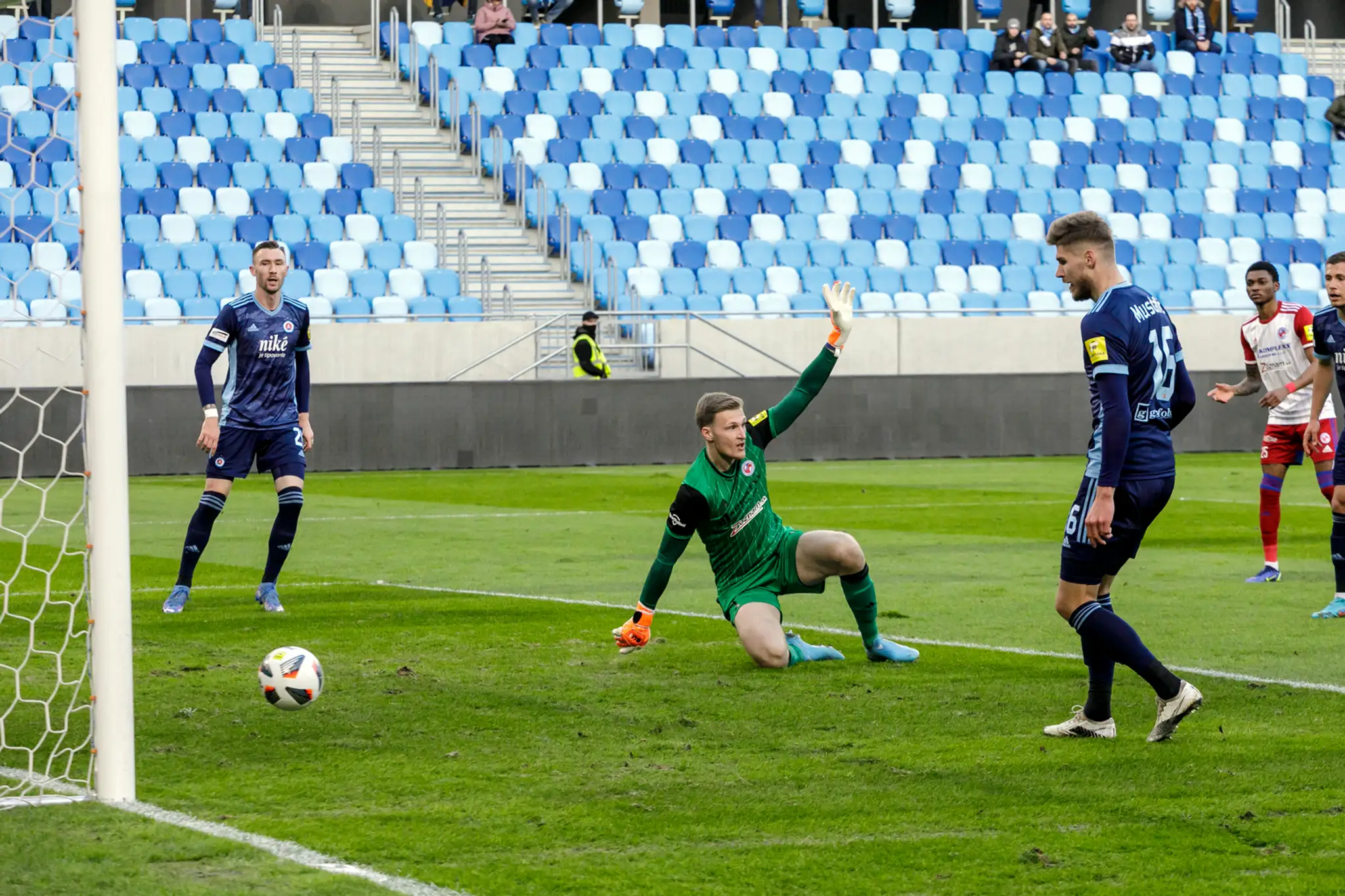 Na snímke v strede brankár Henrich Ravas (Senica) a Alen Mustafič (Slovan) v zápase 20. kola Fortuna ligy..jpg