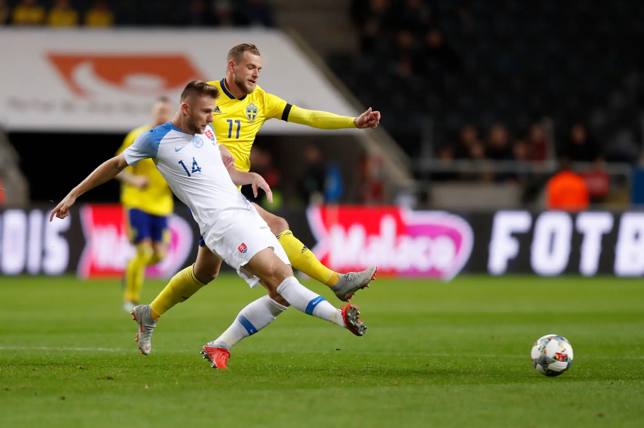John Guidetti (vpravo) zo Švédska bojuje o loptu s Milanom Škriniarom v medzištátnom zápase.