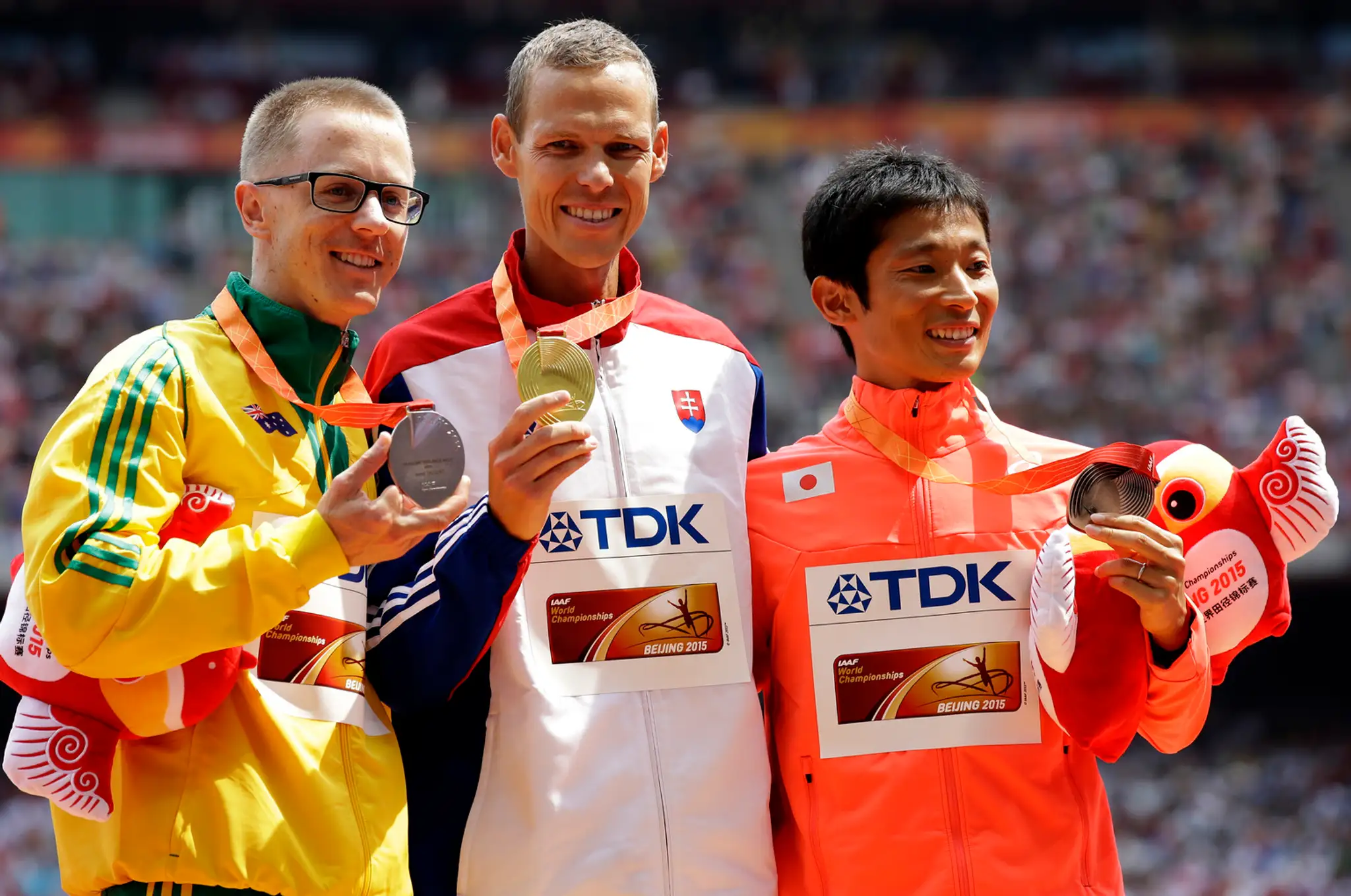 Kompletná medailová trojica chôdze na 50 km zľava: Jared Tallent (Austrália), Matej Tóth (Slovensko), Tanajuki Tanii (Japonsko)