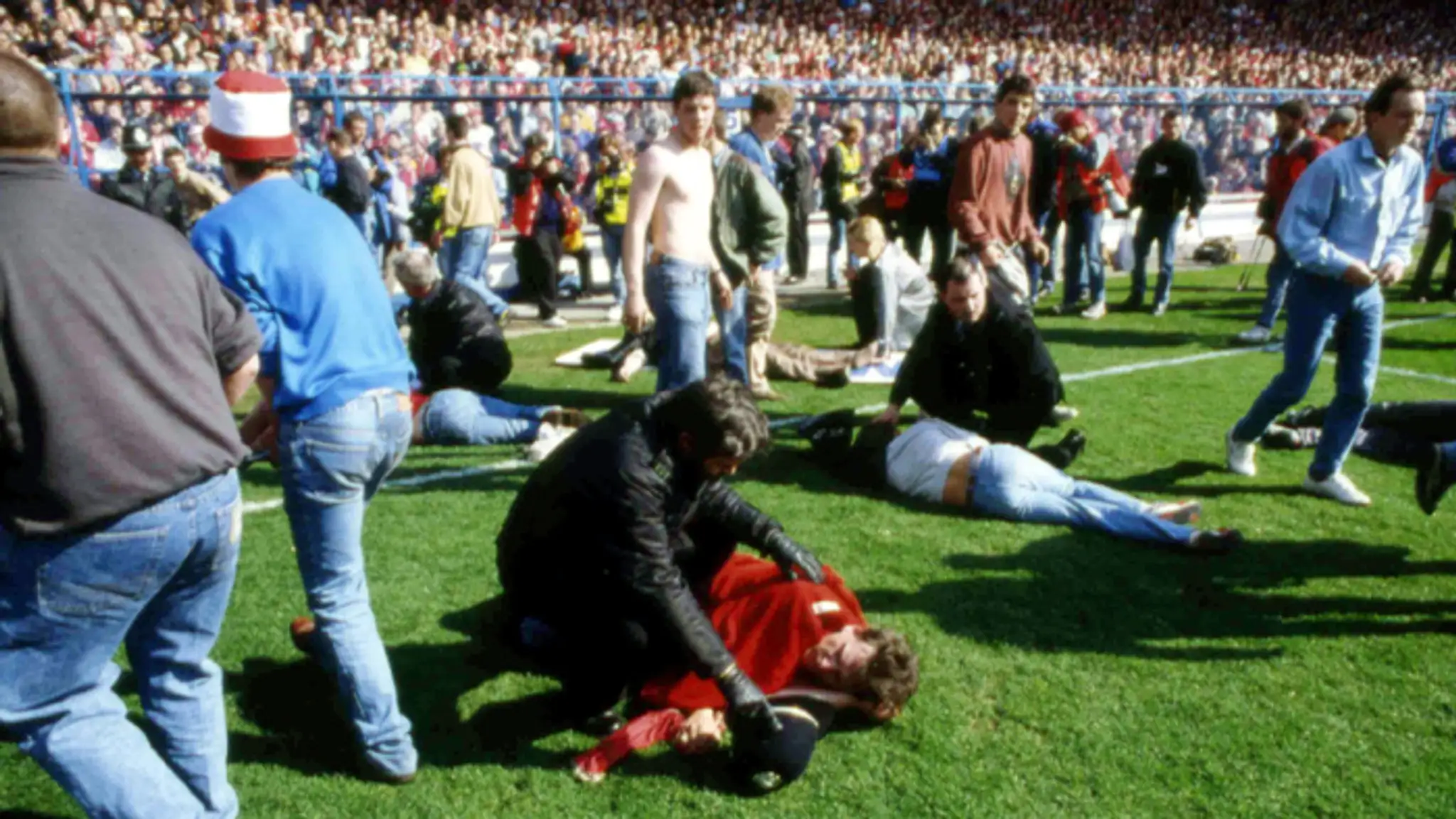 Záber na štadión Hillsborough v Sheffielde z 15. apríla 1989, kde v tlačenici ušliapali 96 ľudí.