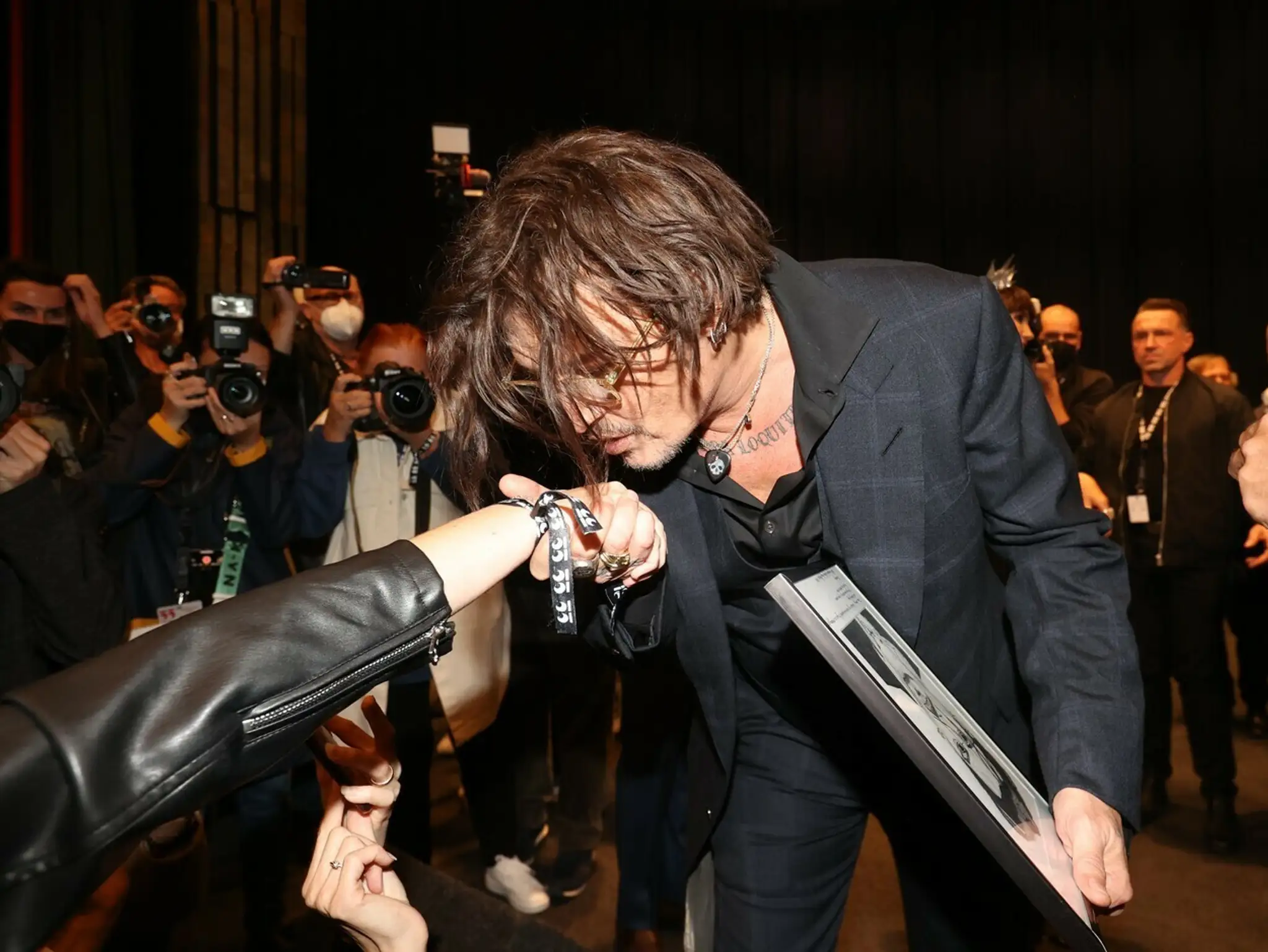 Johnny Depp pobozkal ruku fanúšičke vo Veľkej sále