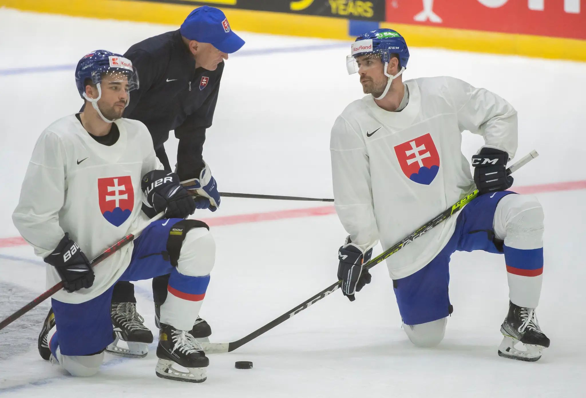Na snímke uprostred tréner Craig Ramsay, vpravo Peter Čerešňák a vľavo Róbert Lantoši počas tréningu slovenskej hokejovej reprezentácie.