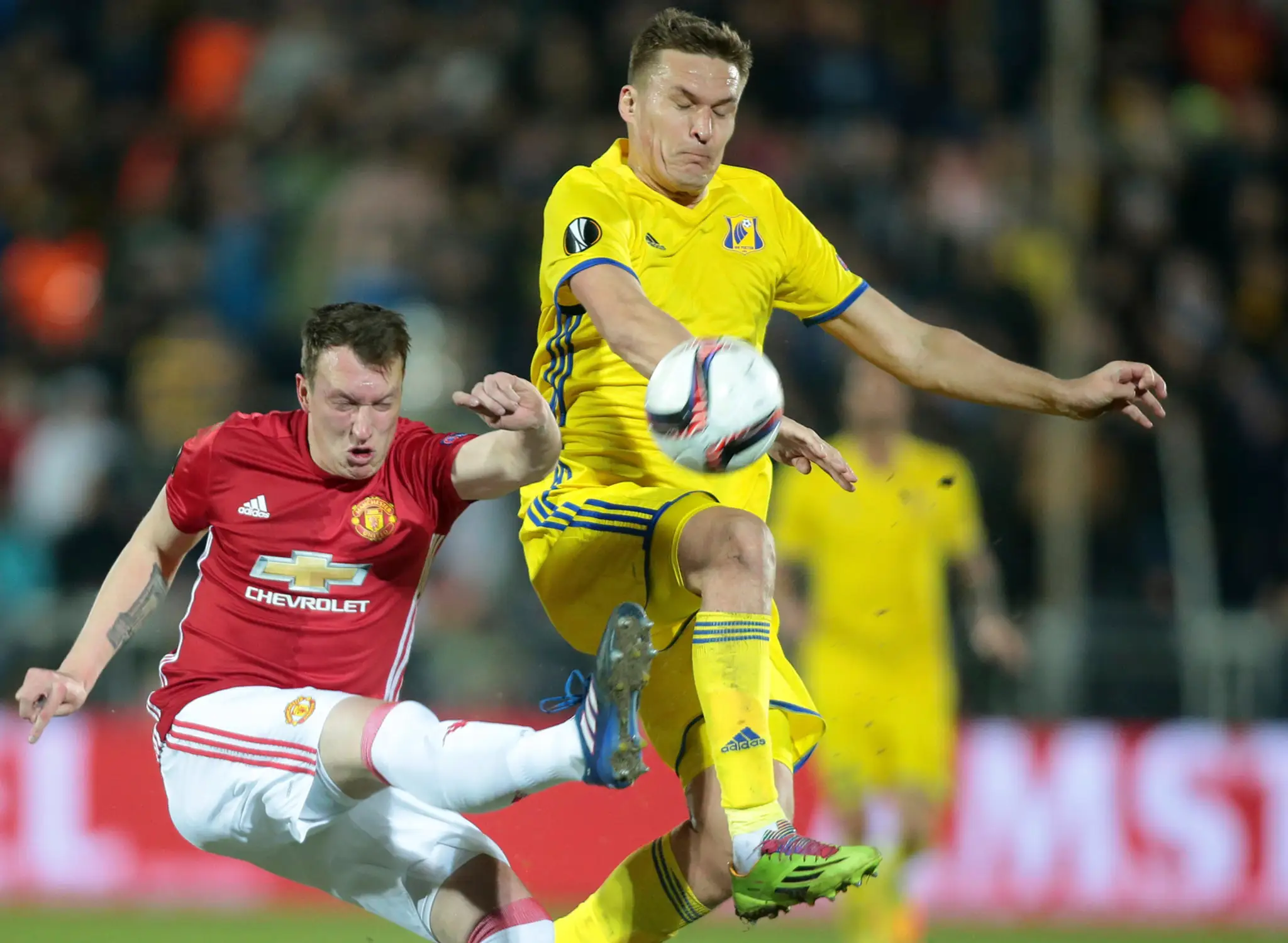 Aleksandr Buchharov (vpravo) z Rostova v súboji o loptu, proti nemu Phil Jones z ManUtd v osemfinále EL.