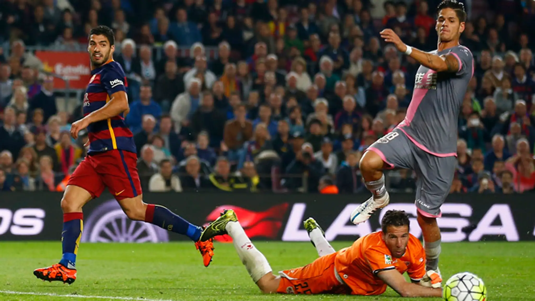 Vľavo Luis Suarez (Barcelona) vs. Antonio Rodríguez Martínez (Rayo Vallecano).