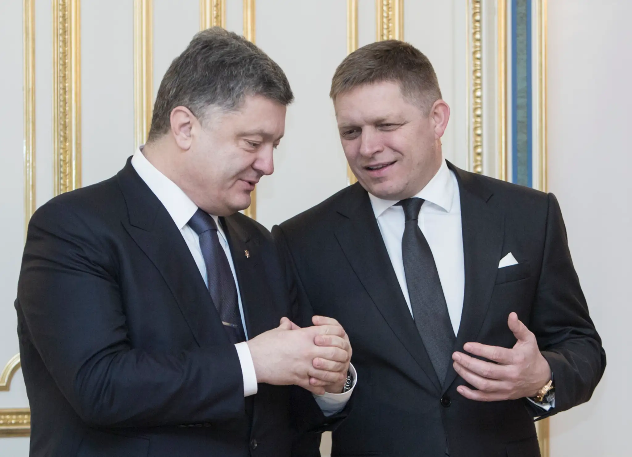 Ukrajinský prezident Petro Porošenko (vľavo) a slovenský premiér Robert Fico