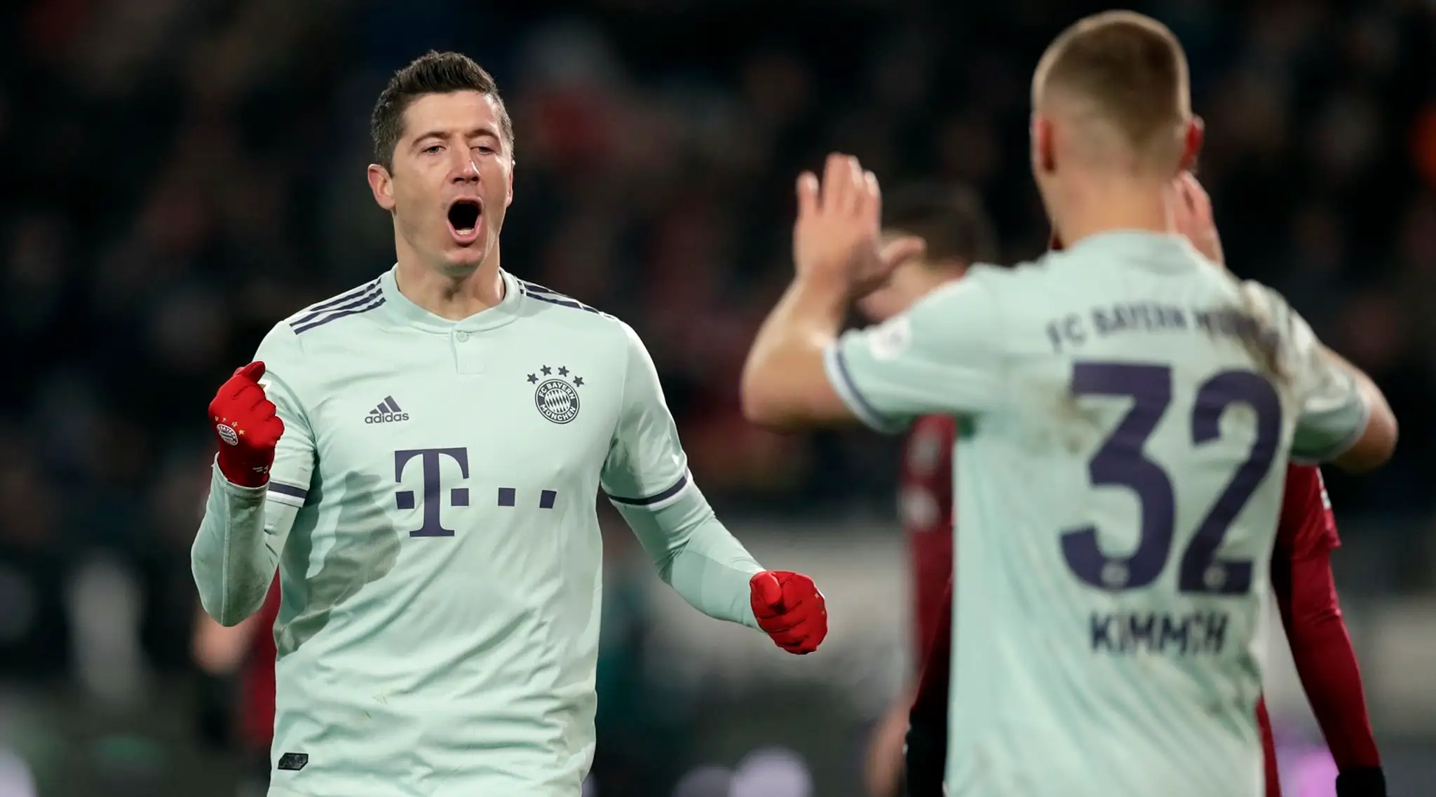 Robert Lewandowski z Bayernu oslavuje gól na pôde Hannoveru.