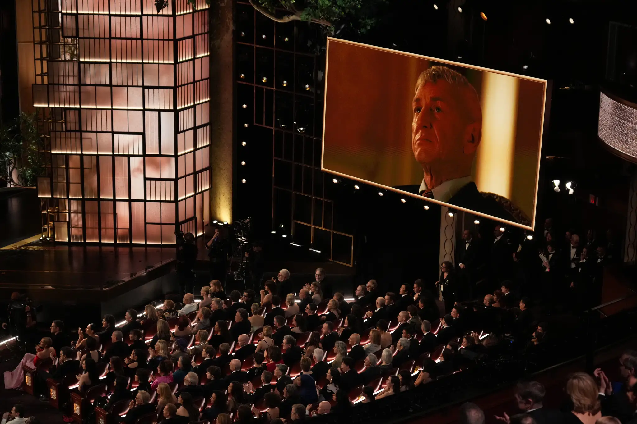 Na veľkoplošnej obrazovke je americký herec Sean Penn, ktorý získal Oscara v kategórii najlepší herec vo vedľajšej úlohe za svoj výkon vo filme Jedna bitka za druhou počas 98. ročníka odovzdávania Oscarov.
