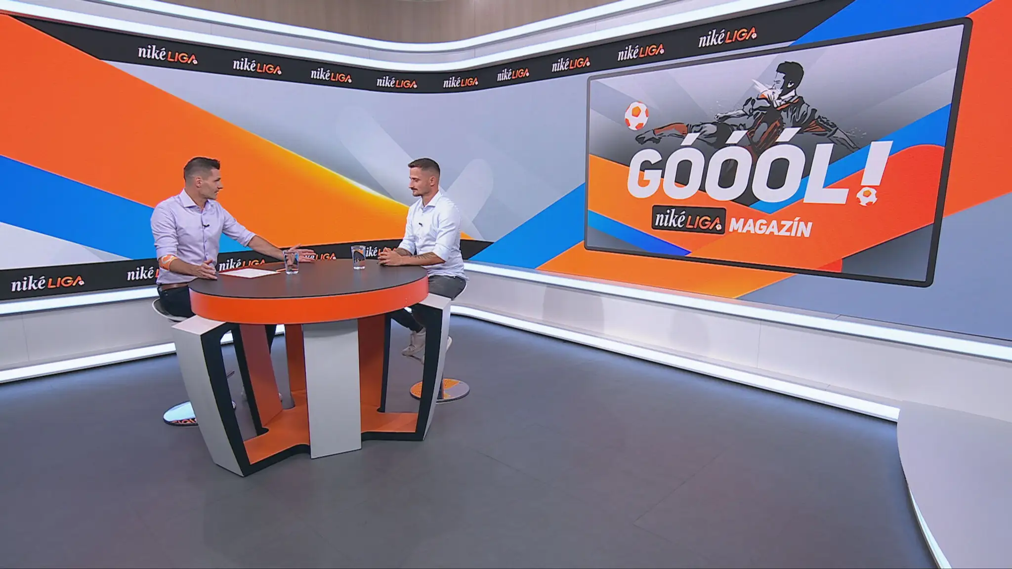 Moderátor Marián Tomčák a futbalový expert Erik Grendel