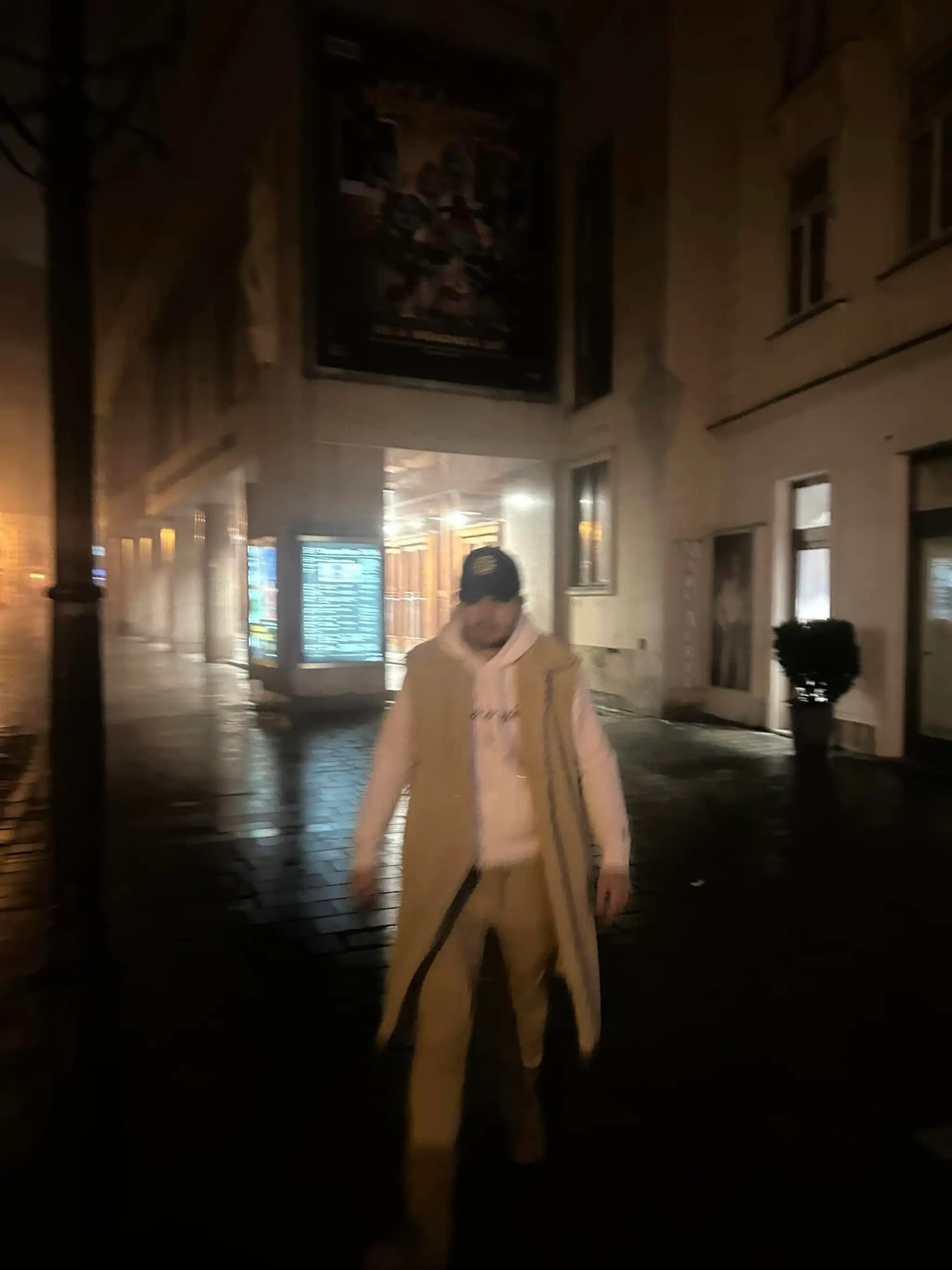 Muž, ktorý mal rozbiť dvere divadla.