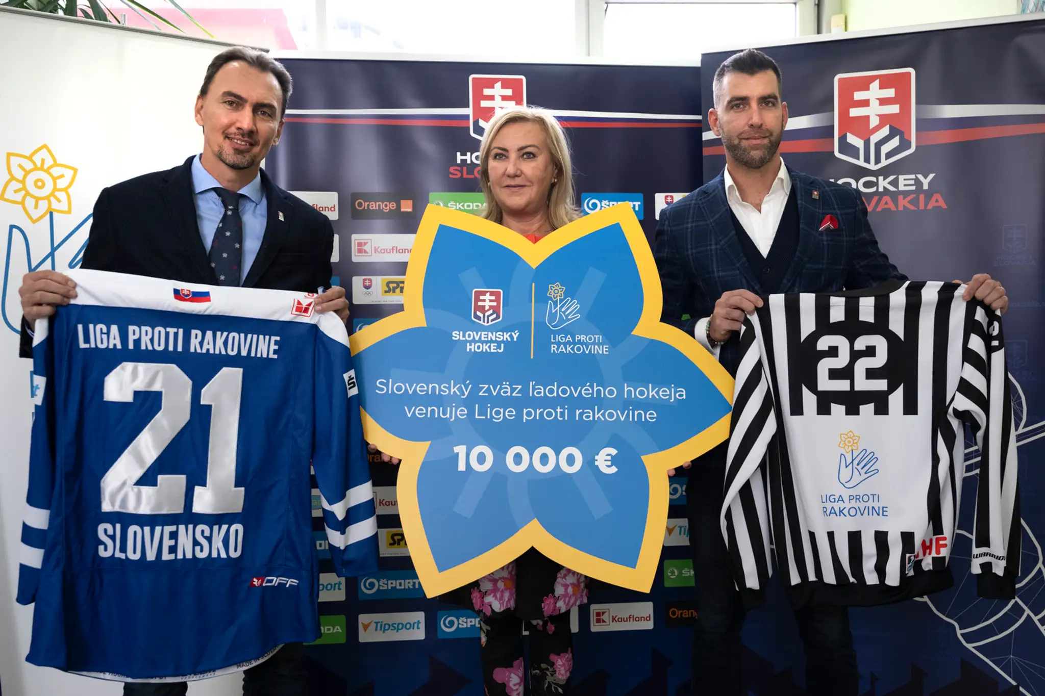 Miroslav Šatan odovzdal šek z dražby víťaznej sady dresov slovenských hokejistov.