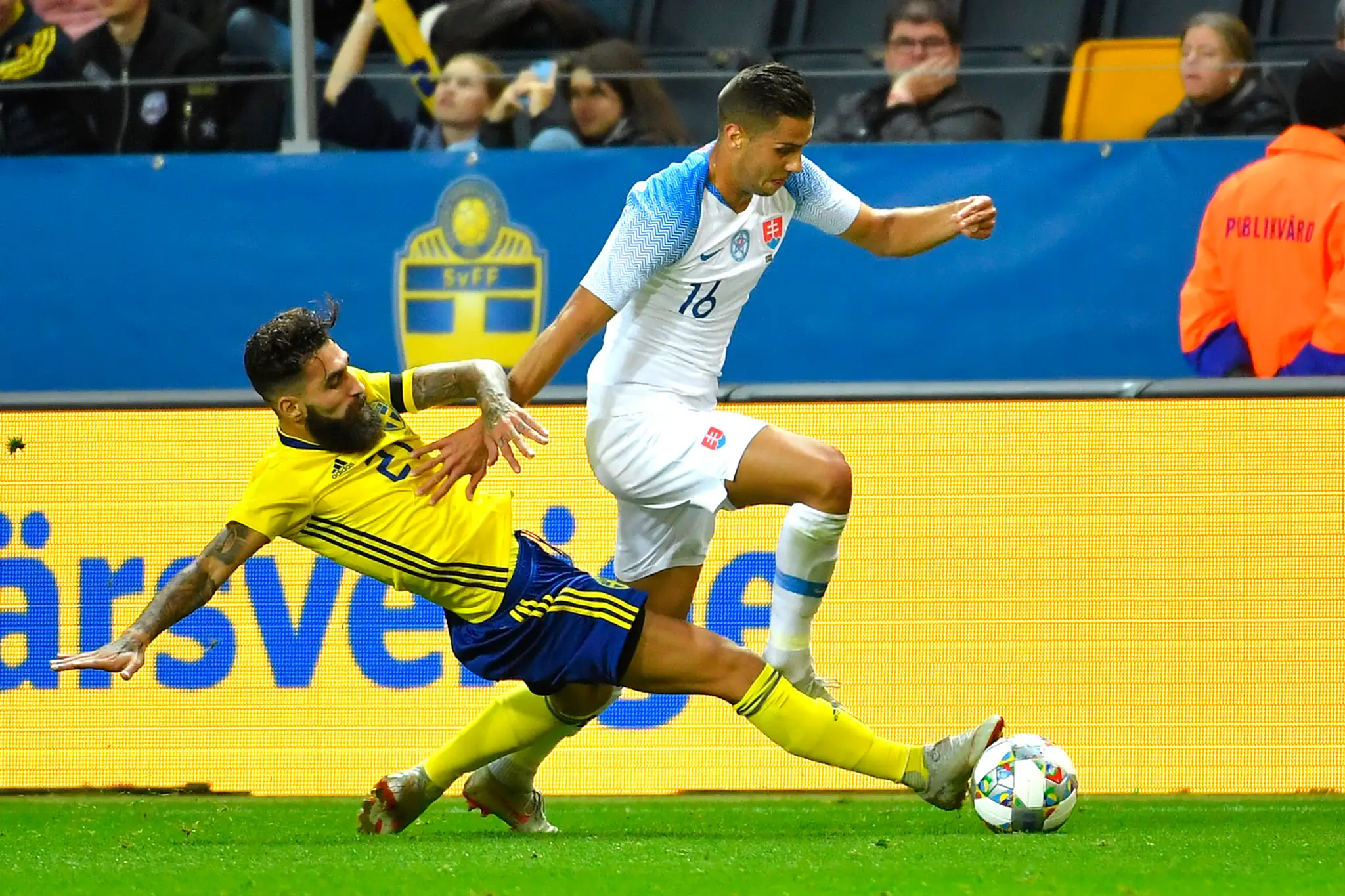Švéd Jimmy Durmaz (vľavo) atakuje v medzištátnom dueli Dávida Hancka.