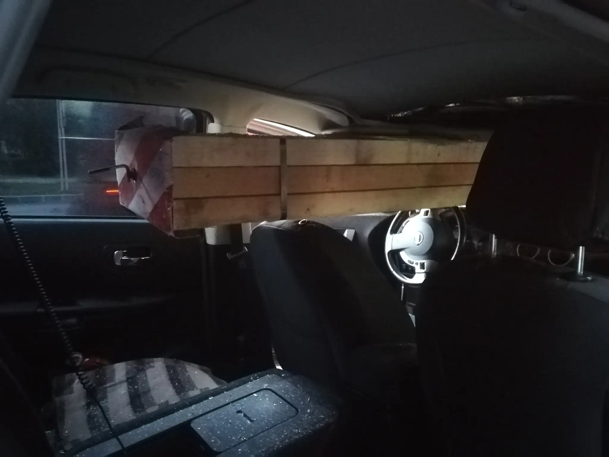 Hranoly prerazili čelné sklo.
