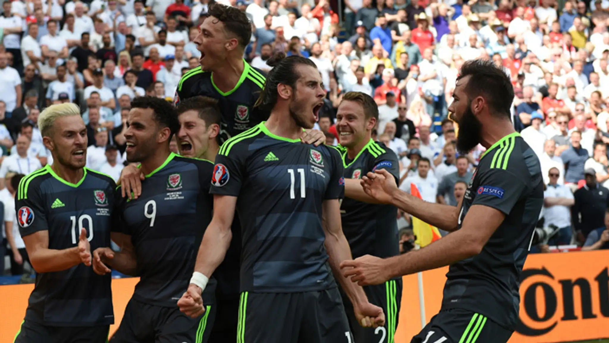 Waleský futbalista Gareth Bale (11) sa teší so spoluhráčmi po strelení gólu.
