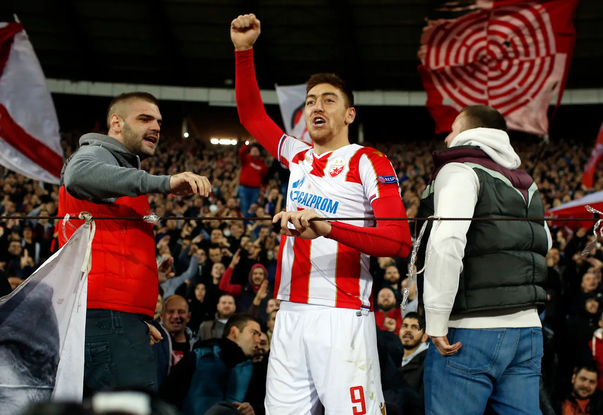 Milan Pavkov (v strede) z Crvenej zvezdy oslavuje s fanúšikmi gól v dueli LM proti Liverpoolu.