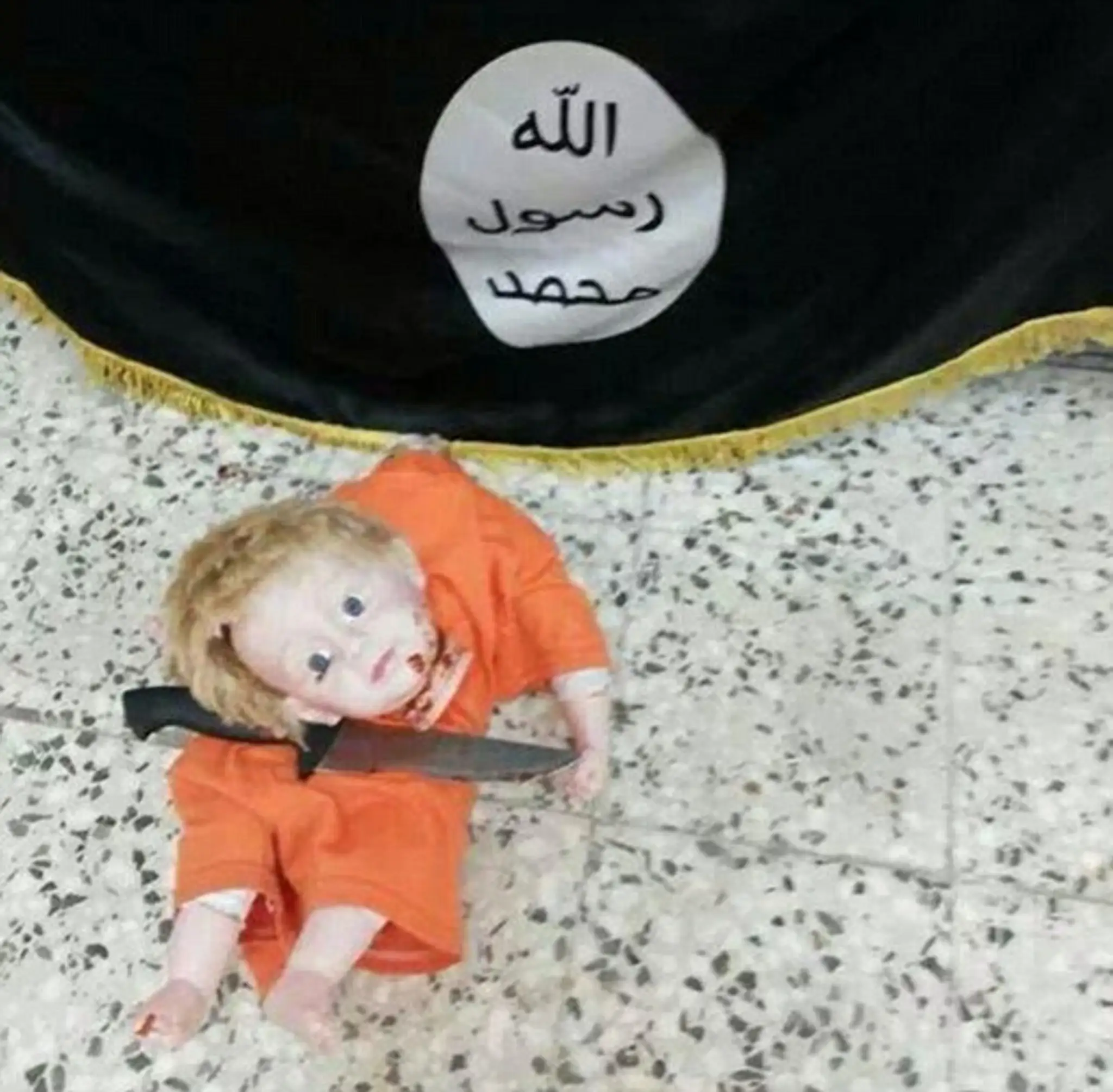 Za dieťaťom je čierna vlajka Islamského štátu.