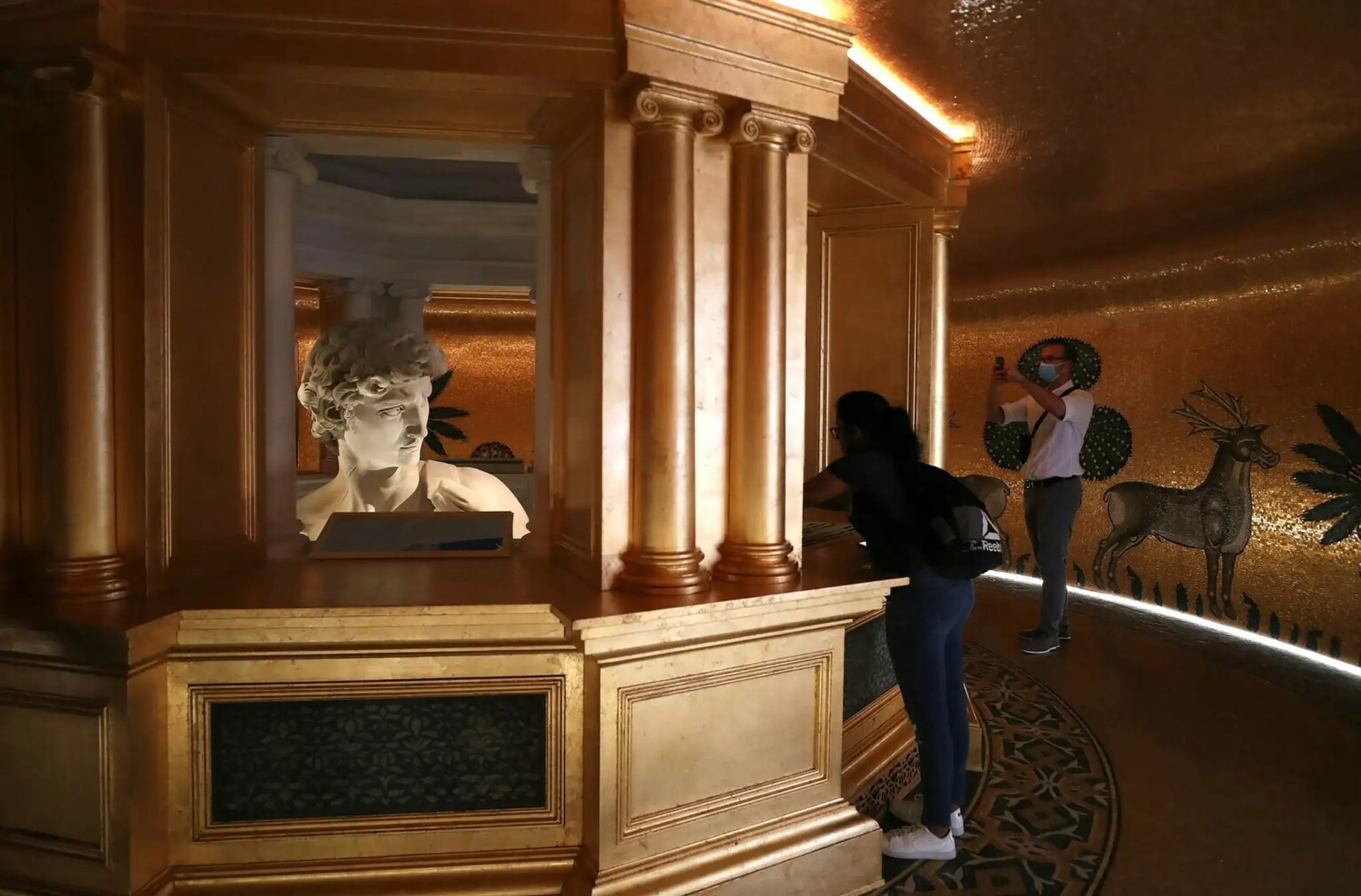 Návštevníci si fotia 3D reprodukciu  sochy Michelangelovho Dávida v pavilóne Talianska.