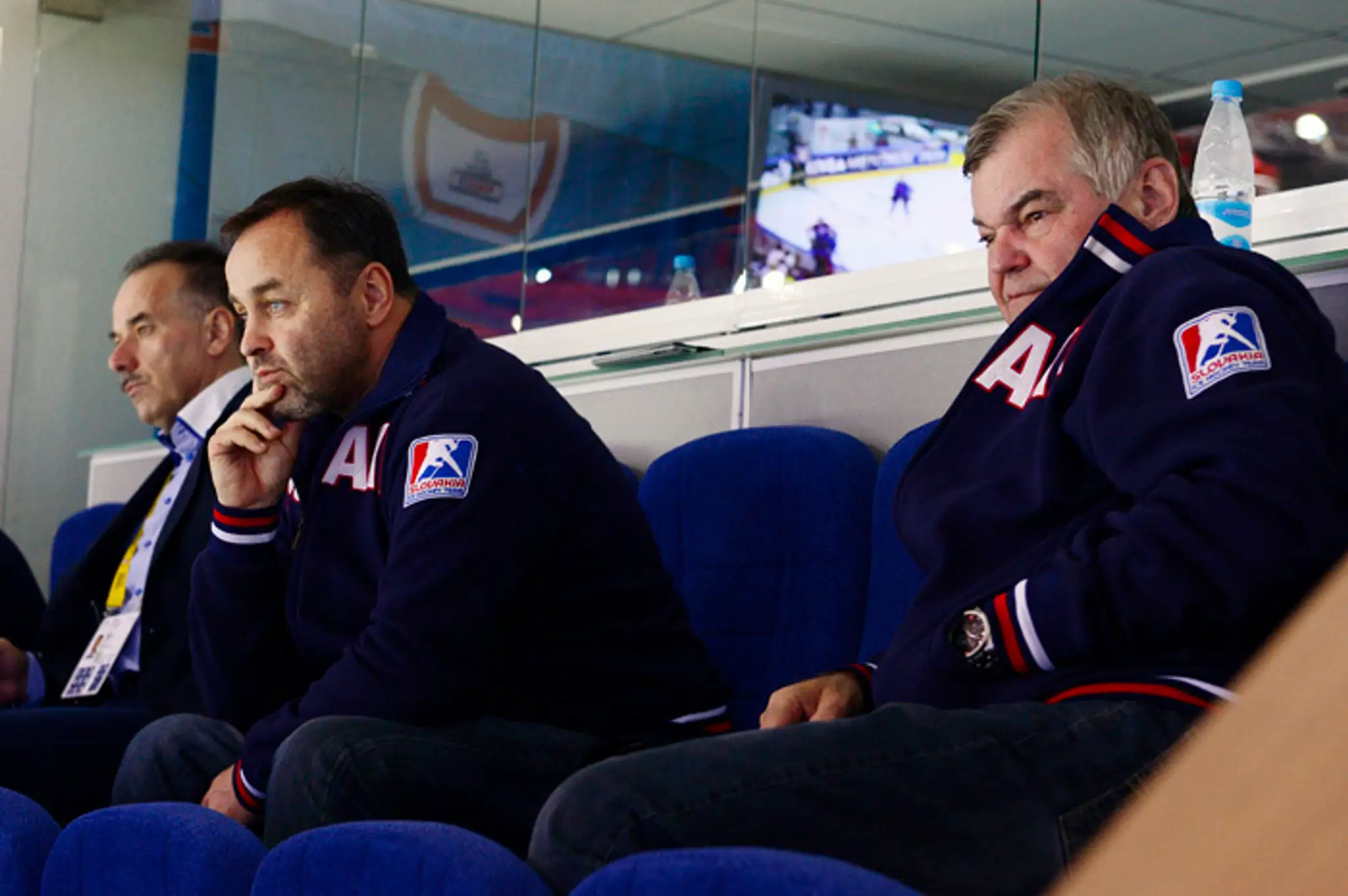 Tréner Vladimír Vůjtek, generálny manažér reprezentácie Otto Sýkora a prezident SZĽ Igor Nemeček  sledujú zápas Dánsko - Francúz