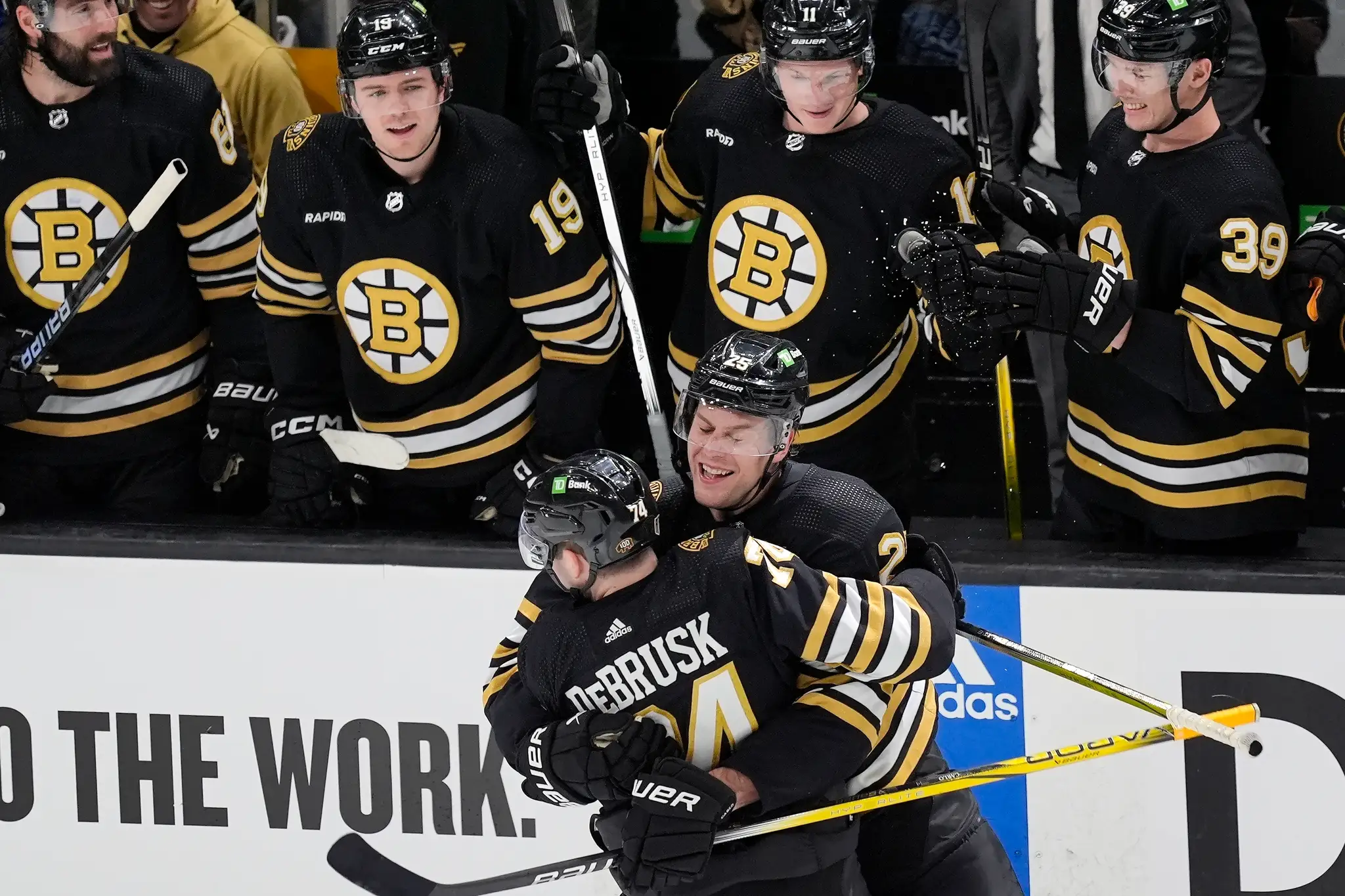 Hráč Bostonu Bruins Brandon Carlo (vpravo) oslavuje gól so spoluhráčom Jakeom DeBruskom.