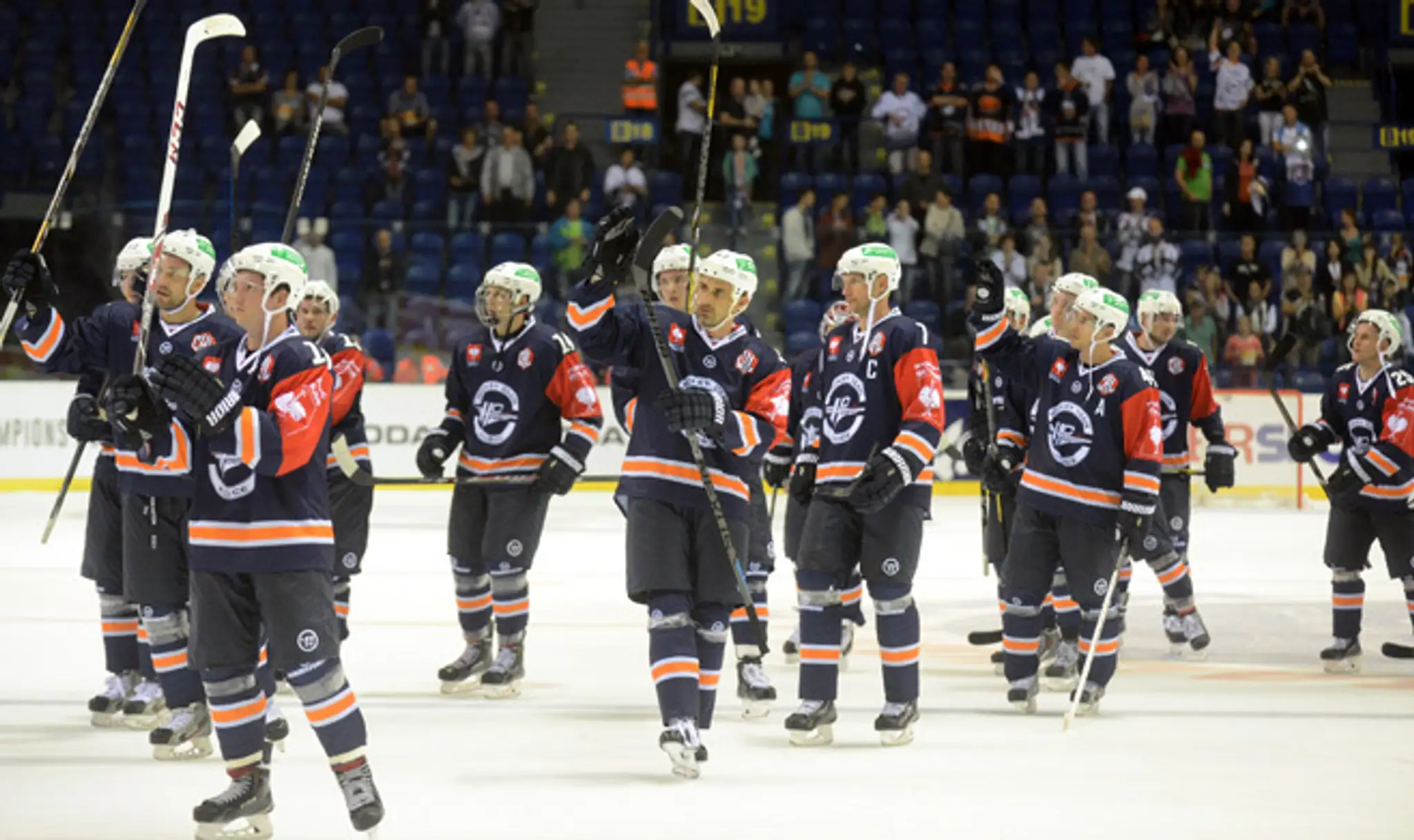 Hráči Košíc po prehre 1:2 v 2. kole hokejovej Ligy majstrov v A- skupine HC Košice - Kärpät Oulu