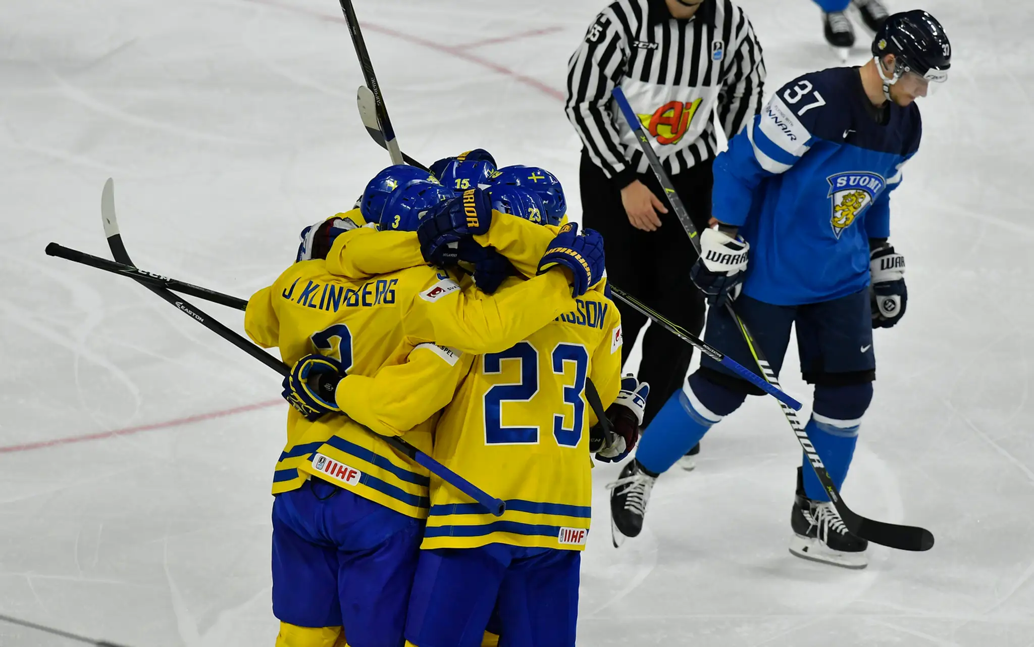 John Klingberg (vľavo) jasá so švédskymi spoluhráčmi po zásahu vo fínskej sieti v semifinále MS 2017.