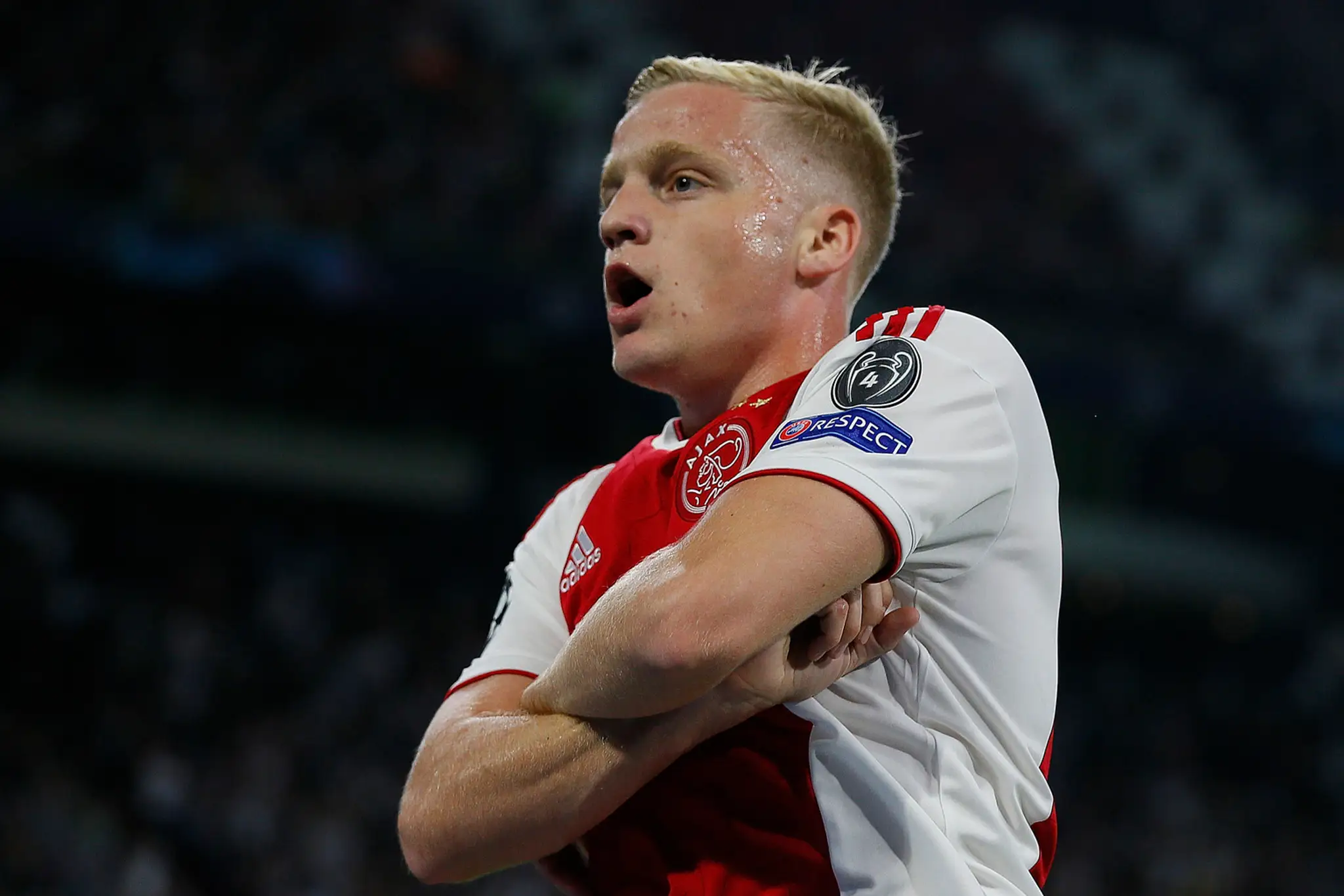 Donny van de Beek z Ajaxu oslavuje svoj gól v dueli LM proti AEK Atény.