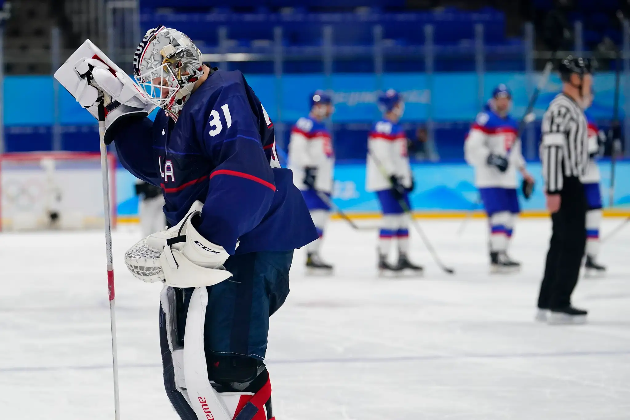 Americký brankár Strauss Mann reaguje po prehre so Slovenskom vo štvrťfinále ZOH 2022.
