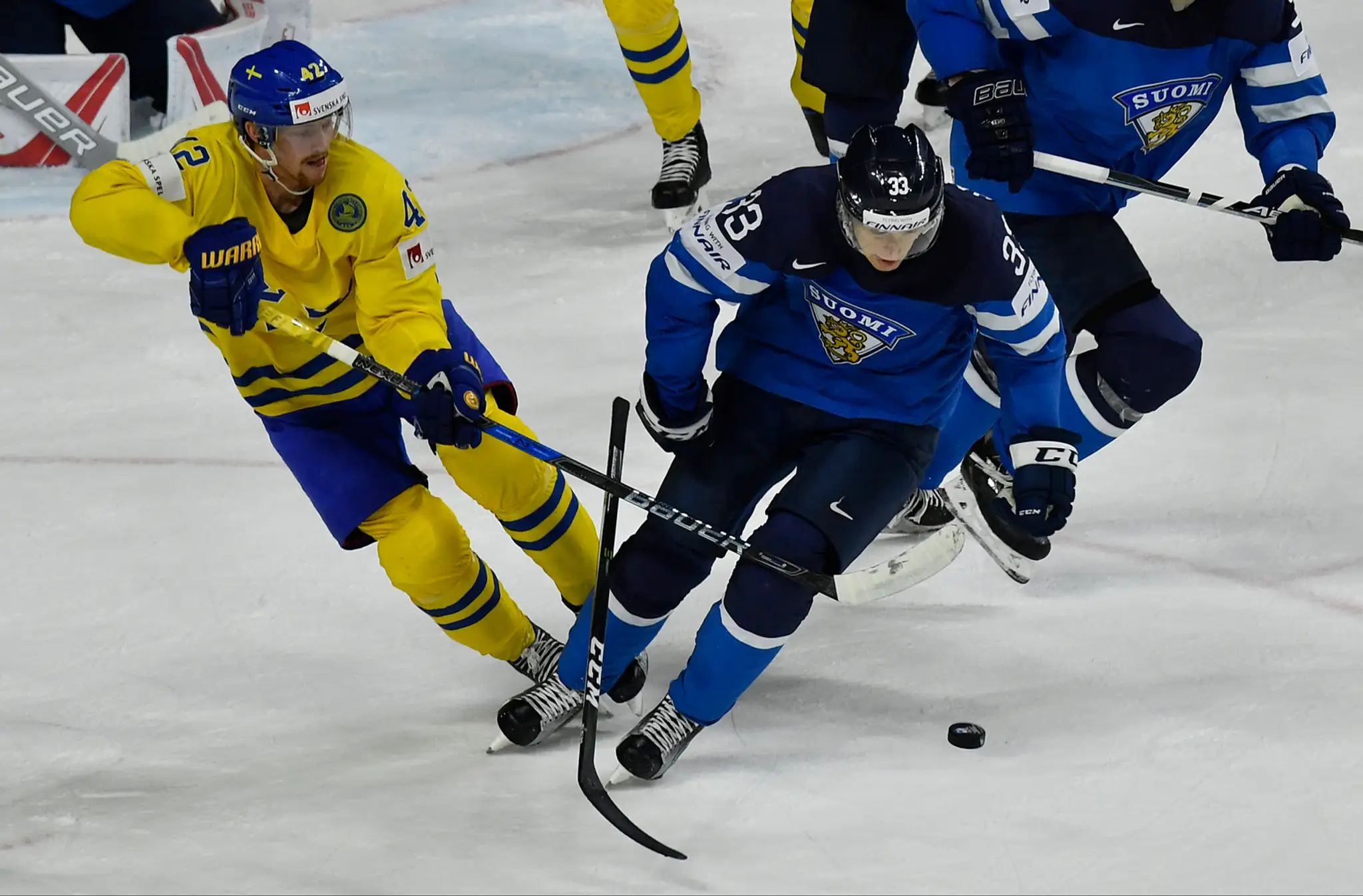 Markus Hannikainen (vpravo) z Fínska v súboji so Švédom Alexandrom Edlerom v semifinále MS 2017.