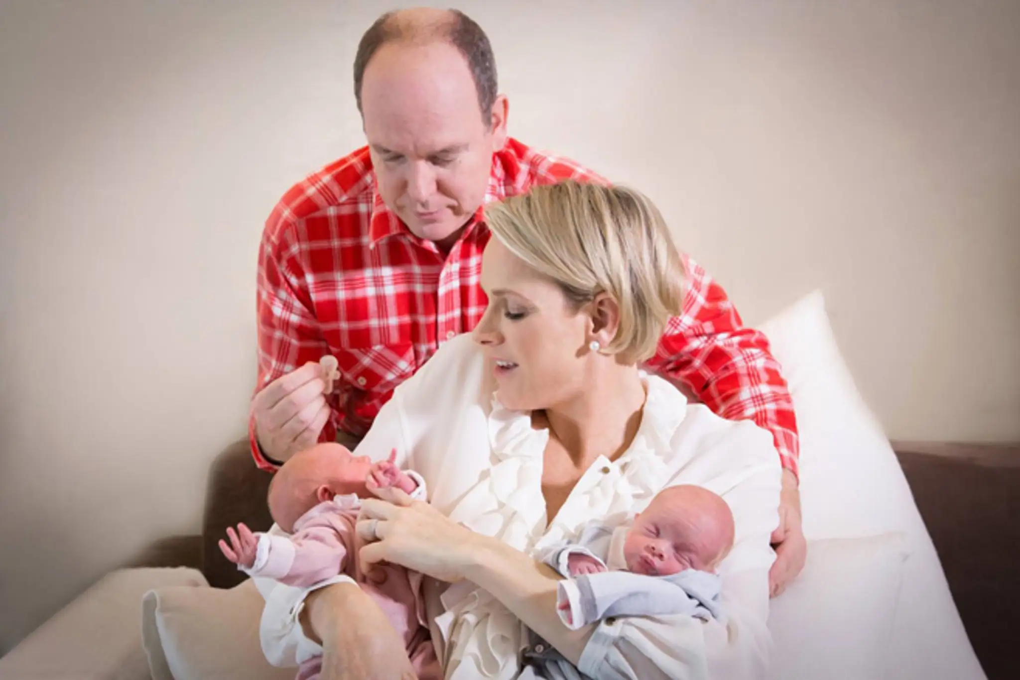 Princ Albert a princezná Charlene ukázali dvojčatá Jacquesa a Gabriellu.